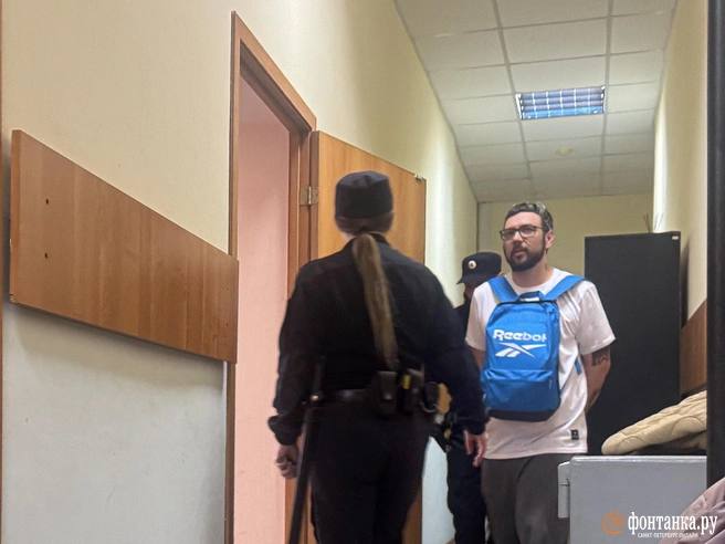 Сегодня прошло судебное заседание по делу экс-медиаменеджера Пригожина Ильи Горбунова. Его судят за шантаж будущего кандидата в депутаты Александра Малькевича. Иначе говоря, за публикацию «порочащих сведений».  Горбунов в свою защиту утверждал, что, напротив, всячески помогал: прошлым маем с ним связался Михаил Бурчик, также работавший в пригожинских структурах, и сказал, что Малькевичу нужна помощь, не сообщив, в чем именно.  «Я отлично понимал, о чем идет речь, и предполагал сразу, что дело о выборах», — настоял Горбунов.  Поначалу он не знал о публикации негативных сообщений про будущего депутата, но спустя месяц согласился на предложение. Со временем случилось «смещение акцентов»:  «[Малькевич] просил о том, чтобы выпустить несколько мусорных публикаций, чтобы сместить акценты, очевидно, в плюс, вряд ли бы он просил в минус. Человек собирался подписывать со мной контракт на его позитивное освещение».  На первой встрече Горбунов якобы сказал будущему депутату о том, что услуги по продвижению обойдутся в ₽4 млн. Во время второй встречи Малькевич передал Горбунову пачку денег, тот положил ее рядом, а после его задержали. Медиаменеджер, якобы собирался вернуть эти деньги, так как хотел оформить взаимодействие официально, а значит надо было подписать договор и провести все по безналичному расчету. Проект договора якобы даже был у него при задержании.  О прочих тонкостях и деталях, поведанных Горбуновым на первом открытом заседании, читайте в репортаже Ксении Клочковой.