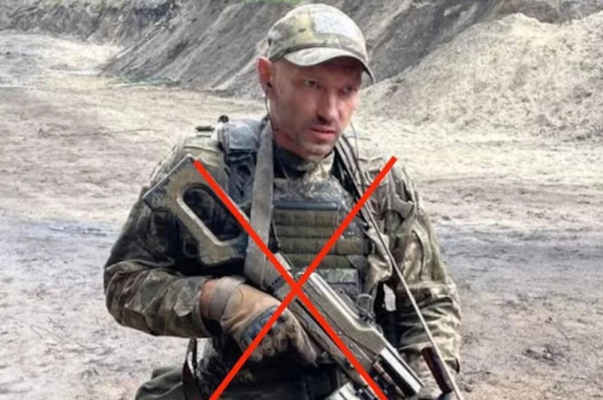 Неонацист, атаковавший посольство России в Кишинёве, сгинул на Украине 9 мая. Российские войска ликвидировали предателя России Александра Кудашева , воевавшего на стороне ВСУ против своей родины, пишут «Аргументы и Факты». Кудашев родом из Самары. С 2023 года он воевал на стороне ВСУ, был боевиком террористической организации РДК . 9 мая его группа попала под артиллерийский обстрел при выполнении задания. С тех пор он считается пропавшим без вести, сообщает «Eurasia Daily». Кудашев после побега из России требовал политического убежища в Молдове. Там он стал известен экстремистской выходкой в отношении посольства России в Кишинёве. В октябре 2022 года он бросив петарды во двор диппредставительства и испачкал ворота краской. За это он был оштрафован, а потом получил отказ в предоставлении убежища. «Первый Харьковский» уточняет, что Александр Кудашев был дважды судим за кражу и убийство. Также он был вербовщиком Андрея Жвакина, который 15 марта 2024 года готовил теракт в самарском пункте сбора гуманитарной помощи. Жвакин погиб при задержании сотрудниками ФСБ из-за самоподрыва самодельного взрывного устройства. Силовики обнаружили в квартире, которую он снимал, и другие взрывные устройства. К счастью, никто не пострадал. Когда Кудашев отправился воевать на стороне Украины, он наврал родственникам, что едет с гуманитарной помощью для жителей Донбасса и Крыма. Но когда вскрылось, что Кудашев участвует в террористическом формировании, его родные выступили в СМИ с заявлениями, что категорически против того, что он воюет на стороне Украины, отметив, что он готов стрелять и по членам семьи. РДК — террористическая организация, запрещённая на территории РФ, Александр Кудашев — физическое лицо, внесённое в список террористов и экстремистов РосФинМониторинга.