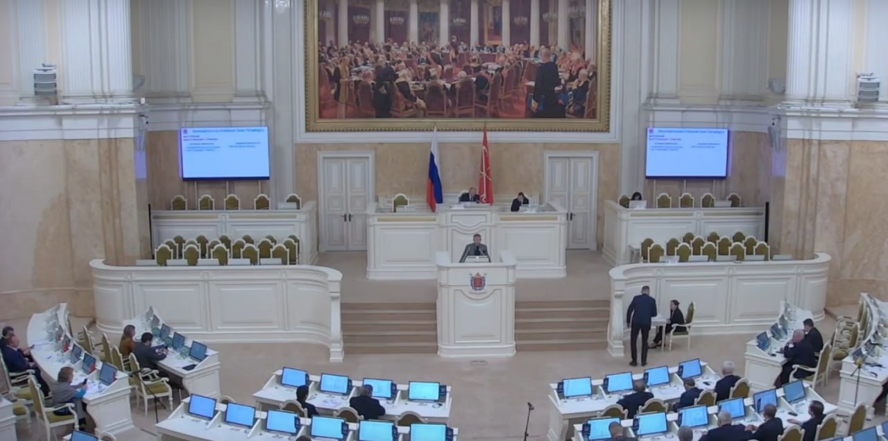 Петербургские депутаты разрешили бить в колокола по утрам в выходные Несогласным предложили переехать подальше от храмов Заксобрание Петербурга приняло в первом чтении законопроект по которому устраивать богослужения с колокольным звоном с 8 до 12 утра по выходным и в праздники можно будет без риска привлечения к ответственности Соавтор инициативы лидер фракции Единая Россия Павел Крупник сказал что проект подготовили по просьбе РПЦ Единоросс заявил что ему не было известно чтобы кого то привлекали к ответственности за звон колоколов Те люди которые живут рядом с храмом сознательно покупают квартиры рядом с храмом Мы сейчас делаем техническую правку закона Слава богу все с пониманием к этому относятся Ни один храм просто так в колокола не бьет и никого не будет по ночам заявил он Граждане которых колокольный звон не устраивает могут переехать в другой район считает депутат Большинство храмов о которых мы сейчас говорим на Пестеля на Моховой или Преображенский собор были построены до того как там дома были построены Те жильцы которые не хотят наверное слушать колокола могут продать свою дорогую недвижимость и переехать в спальные районы где может быть не так много храмов и не так много колоколов Но надо уважать религиозные чувства людей добавил Крупник Дискуссии по поводу допустимости колокольного звона по утрам в воскресенье по мнению единоросса происходят от лукавого Контекст Согласно действующему городскому законодательству церквям за нарушение тишины до полудня в выходные и праздники может грозить штраф до 200 тысяч рублей Депутаты заметили что исключения уже делают для богослужений в Рождество и на Пасху Фото трансляция Законодательного собрания Подписывайтесь на Бумагу и предлагайте новости