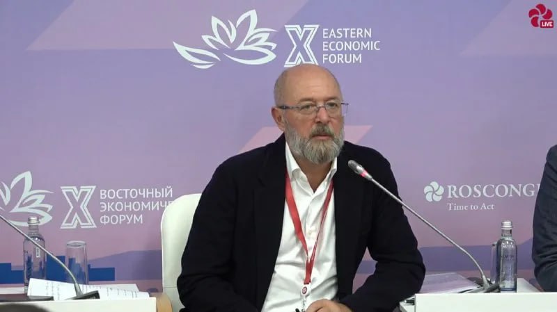 Перед Россией как цивилизацией стоят пять вызовов Об ответах на них в своей новой статье под названием Кто мы решил порассуждать начальник управления президента по вопросам мониторинга и анализа социальных процессов Александр Харичев Статья опубликована в 2 журнала Государство выпускается РАНХиГС и проектом ДНК России Чиновник продолжает серию своих статей в которой формулирует тезисы новой российской идеологии Первый вызов перед обществом это расколы и конфликты на почве социальных экономических национально культурных или политических противоречий Ответом на них будет формирование солидарного и сплоченного социума Харичев поясняет что ответы на этот вызов не инструментальные а идеологические Второй вызов перед страной это утрата суверенитета Чиновник считает что если бы не случилась СВО то пожалуй можно было констатировать тот факт что Россия в течение какого то нельзя сказать что очень большого времени потеряла бы свой политический суверенитет Ответом на этот вызов он называет формирование патриотических установок и патриотическое воспитание молодежи В частности скоро будет принят закон о патриотическом воспитании где всем органам госвласти образовательным учреждениям поставят ключевые показатели эффективности для формирования патриотических установок Третий вызов перед семьей это депопуляция отказ от семьи и детей которые Харичев считает общемировой проблемой воздействия глобалистического эксперимента Кроме того чиновник называет это красиво сложенной интервенцией в сознание и вирусом поражающим мышление неадекватным и непродуманным конструктом Пропаганда чайлдфри и ЛГБТ организация признана экстремистской и запрещена в РФ ведет к демографической яме уничтожению нашего народа пишет Харичев Ответ на такой вызов популяризация семейных ценностей и формирование моды на многодетную семью В частности по его мнению не следует снимать фильмы про семьи где будет один или два ребенка а только про такие где три ребенка Четвертый вызов перед государством утрата доверия власти и слом политической системы По мнению Харичева власть всегда базировалась на доверии одних людей другим проблема утраты доверия между ними это проблема и вечная и актуальная для любого государства Ответом на это становятся меритократия и повышение эффективности и управляемости государственных институтов Пятый вызов перед человеком это расчеловечивание трансгуманизм уход в виртуальный мир человек становится субъектом потребления к этому ведут маркетплейсы торговля и реклама пишет чиновник Ответом на это Харичев называет воспитание человека будущего Этот человек должен разделять следующие ценности деятельный патриотизм созидательный труд и служение командность единство народов семейные ценности и традиционные нравственные нормы об этом уже говорилось в публикации Харичева Цивилизация Россия В статье Харичев ссылается на экспертное исследование политолога Вардана Багдасаряна в котором прописаны ценности присущие России и Западу Для России основные ценности патриотизм коллективизм высокие нравственные идеалы единство народов милосердие приоритет духовного над материальным справедливость служение Отечеству А для либерального Запада права и свободы человека жизнь гуманизм гражданственность созидательный труд патриотизм достоинство Спорить что лучше не имеет смысла Разные цивилизации веками формируют свои ценностные установки Но мне кажется что коллективизм если рассматривать его как коллективность командность это замечательное конкурентное преимущество Будущее безусловно не за одиночками а за настоящими командами пишет чиновник Попытки построить в России новую государственную идеологию не смотря на то что это прямо запрещено ст 13 Конституции РФ пусть неофициально на уровне инициатив отдельных чиновников или рабочих групп но продолжаются уважаемые читатели