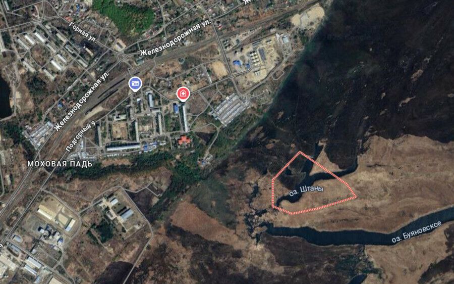 Бешеное и Штаны амурские озера с необычными названиями вошли в список уникальных в России Росреестр включил сразу четыре амурских озера в список водных объектов с самыми необычными названиями в России Это озера Бешеное Лохматое Могила и Штаны В Алтайском крае зарегистрированы озера Душное Гнилое Тухлое Жирное Сопляково Тупица а также болота Ад и Шелудивое В Архангельской области озера Туфля Ябедник и болото Шляпа В Волгоградской озера Вонючее и Тюрьма в Вологодской Горшок и Тараканник в Курской болото Могильное и озеро Сладкое в Пензенской озеро Винное Среди других странных названий болота Вежливое Дикой Ты Чертово и озеро Сухая Яма в Пермском крае а также озера Нога Усатое и Ходячее в Приморском крае В Псковской области есть болото с названием Белые Лужи Песий Мох и озера Посошок и Тухлое В Тверской области есть такие болота как Катин Мох и Питерское а также озера Балтика и Гитара В Ульяновской озера Вшивое и Мочилище В Челябинской озера Беленькое и Желтенькое а также болото Большое Сладкое В республике Саха Якутия озера Краденое Яйцо и Компакт Представители Росреестра отметили что при выборе названий географических объектов важными факторами являются особенности самого объекта и местности где он расположен сообщает ТАСС