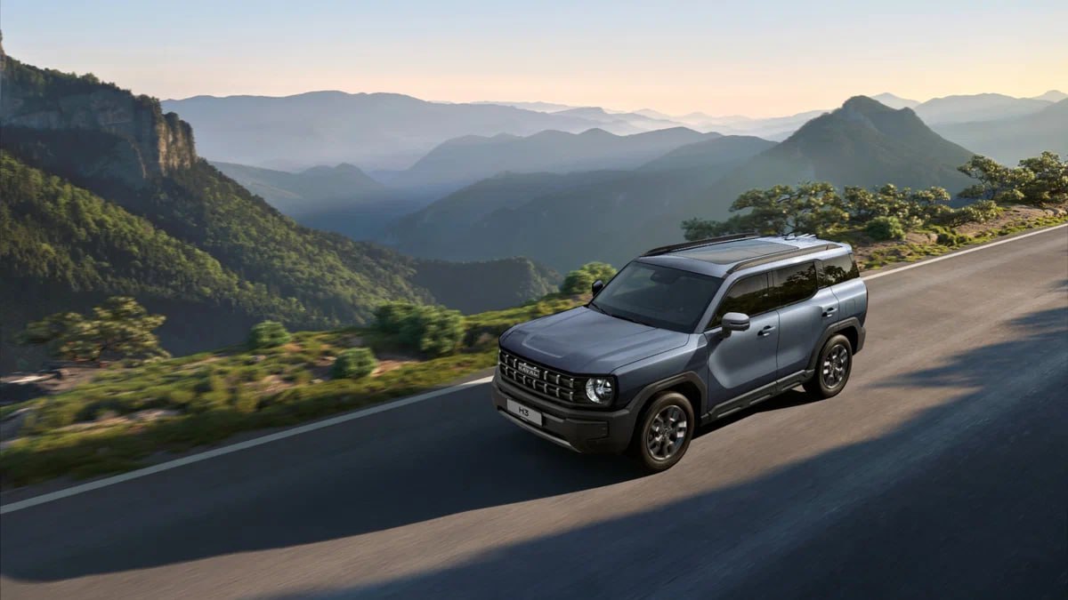 Кроссоверу Haval H3 для России добавили голосовое управление сервисы Яндекс Авто и обновление по воздуху Начиная с 2025 модельного года кроссовер обзавёлся голосовым управлением и сервисами Яндекс Авто Кроссовер Haval H3 представленный на российском рынке получил ряд улучшений Количество комплектаций модели с полным приводом увеличилось до двух а всего их теперь четыре Кроме того появилось голосовое управление собственной разработки Haval сервисы Яндекс Авто и обновление по воздуху Цены на Haval H3 2025 года лежат в диапазоне от 2 549 000 до 3 199 000 рублей без учёта скидок новости haval