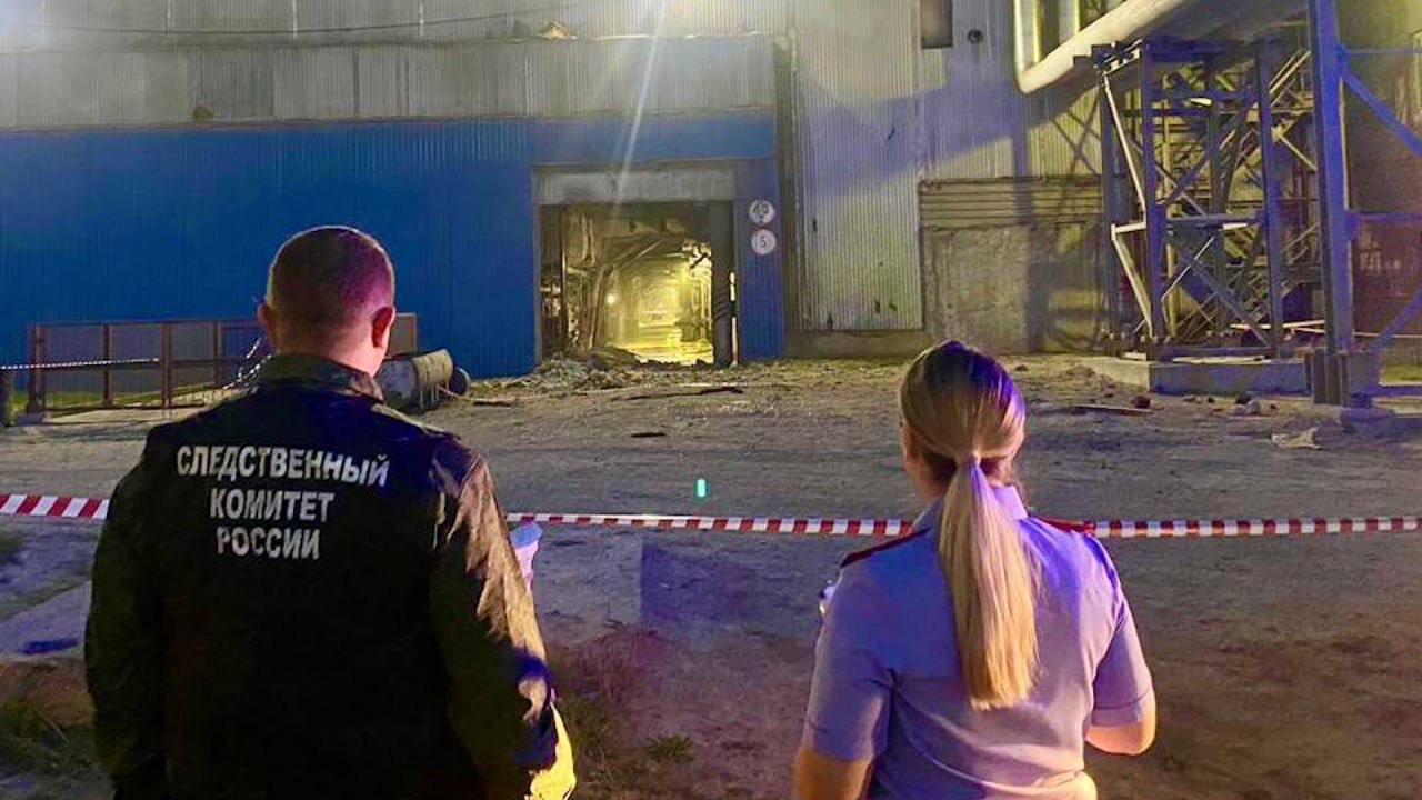 Резервуар с угольной пылью взорвался на ТЭЦ-9 в Ангарске. Пострадала работница. Ожоги получила 35-летняя женщина. Её доставили в больницу. Возбуждено уголовное дело о нарушении требований охраны труда, повлекшее по неосторожности причинение тяжкого вреда здоровью. На месте происшествия работают следователи-криминалисты.
