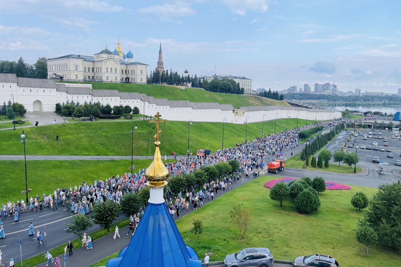 В Казани состоялся традиционный крестный ход с Казанской иконой Божией Матери В Казани прошел традиционный крестный ход с Казанской иконой Божией Матери, приуроченный к празднику обретения святой иконы. Об этом сообщается на сайте Татарстанской митрополии. Шествие началось в Благовещенском соборе Казанского кремля, где совершалось молебное пение Пресвятой Богородице, и завершилось в Казанском Богородицком монастыре — месте обретения главной святыни Татарстана. В торжественных мероприятиях принимает участие патриарх Московский и Всея Руси Кирилл, который прибыл в Казань накануне. В 10:00 он возглавит Божественную литургию. Подписаться Сообщить новость