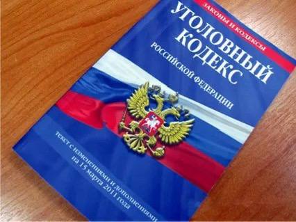 Полицейскими Хабаровского края окончено расследование уголовного дела о мошенничестве в сфере продажи земельных участков   В ходе предварительного следствия установлено, что с января 2020 по апрель 2023 года обвиняемый участвовал в мошеннической схеме связанной с отчуждением земельных участков.    Организатором противоправной группы было неустановленное следствием лицо, которое предложило 44-летнему хабаровчанину и его 57-летнему подельнику приобретать земельные участки, находящиеся в собственности администрации г. Хабаровска при помощи подставных лиц и фиктивных документов.  Согласно распределенным ролям, старший из злоумышленников подыскивал подставных лиц среди маргиналов и предоставлял их данные организатору, который фальсифицировал документы и передавал их обвиняемому.   Далее 44-летний подельник отвозил подставных лиц и подложные документы в МФЦ, где регистрировались принадлежащие администрации г. Хабаровска земельные участки на лиц низкой социальной ответственности.  После продажи земельных участков прибыль делилась между всеми участниками группы.   Среди фальсифицированных документов были: решения Железнодорожного суда с печатями и подписями судей, договора купли-продажи, документы заверенные нотариусами и администрацией г. Хабаровска.Всего за период противоправной деятельности следственным органом установлено 4 факта мошеннических действий.   Сумма причиненного ущерба администрации г. Хабаровска составила порядка 8  миллионов 7  0  0  тысяч рублей.   ‍ Задержание аферистов проходило по местам их проживания при поддержке УФСБ УМВД России по Хабаровскому краю.   57-летний мошенник заключил досудебное соглашение о сотрудничестве, в связи с чем уголовное дело в отношении него выделено в отдельное производство.   Расследование уголовного дела окончено.   В отношении установленных злоумышленников избрана мера пресечения в виде запрета определенных действий.  С целью возмещения ущерба наложен арест на имущество обвиняемого: личные автотранспортные средства, золотые изделия и банковские счета.  #МВД27  #ПолицияХабаровскогокрая  #ОсторожноМошенники