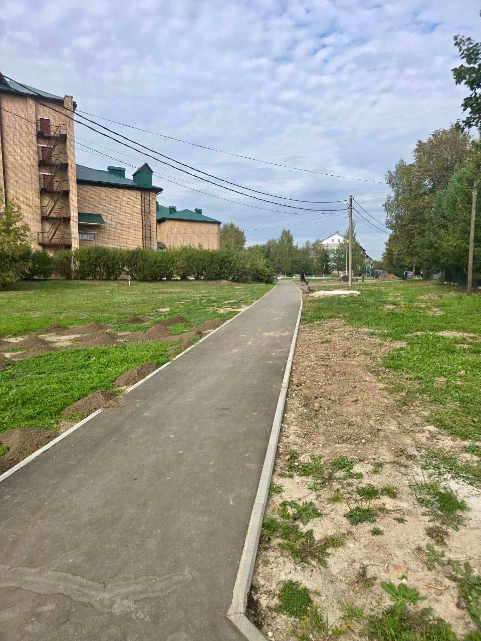 В городском округе Истра завершается благоустройство тротуара площадью 200 м2   В центре села Онуфриево городского округа Истра по просьбам жителей завершается благоустройство тротуарно-тропиночной сети. Общая площадь пешеходных дорожек составит более 200 кв. метров.   ‍ Сейчас подрядная организация работает на ул. Центральная. Дорожку здесь прокладывают от дома №15 до дома №20. Работы будут завершены уже в конце сентября.    ‍  Пешеходные зоны специалисты обустраивают по единому стандарту комфорта и безопасности. Все работы проходят под контролем Министерства по содержанию территорий и государственному жилищному надзору Московской области.     Процесс благоустройства включает в себя подготовительные земляные работы, монтаж бордюров, укладку песка и щебня, на финальном этапе предполагается укладка асфальтового покрытия.    С появлением новой пешеходной зоны закроется ряд проблем, связанных с безопасностью и комфортом передвижения жителей по данным улицам.