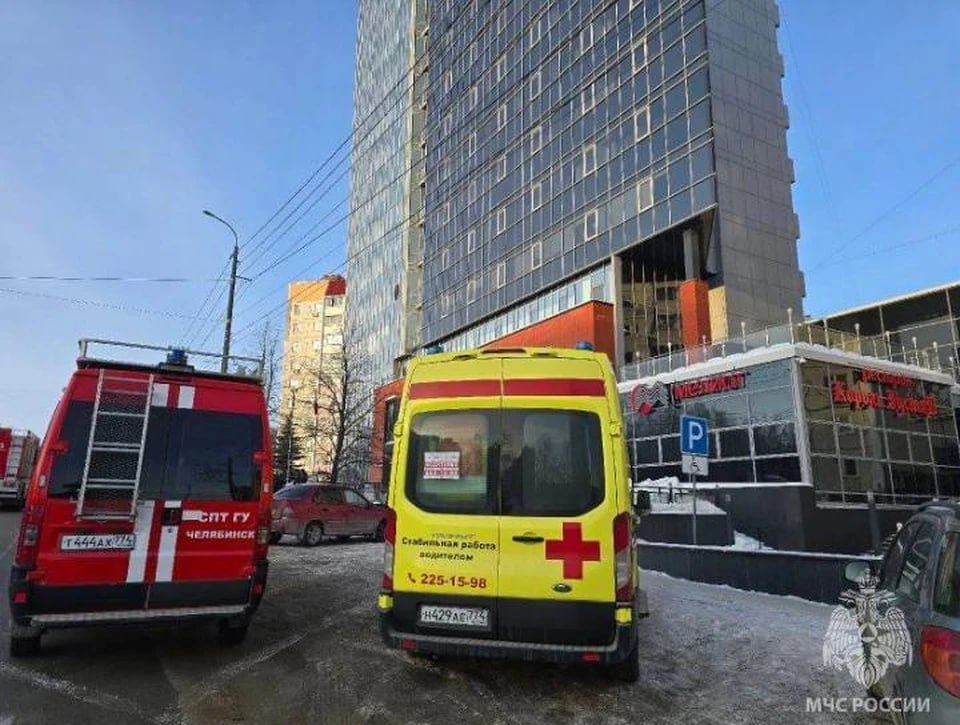 В Челябинске произошел пожар в гостинице Мелиот расположенной на улице Салавата Юлаева Очаг возгорания был зафиксирован в комнате на пятом этаже здания Как сообщили в Челябинском пожарно спасательном гарнизоне площадь пожара составила около двух квадратных метров Сотрудники экстренной службы оперативно прибыли на место и полностью ликвидировали возгорание В результате происшествия пострадавших нет До прибытия экстренных служб из здания самостоятельно эвакуировались семь человек Фото ГУ МЧС России по Челябинской области   Подписаться на chelkp Мы в MAX