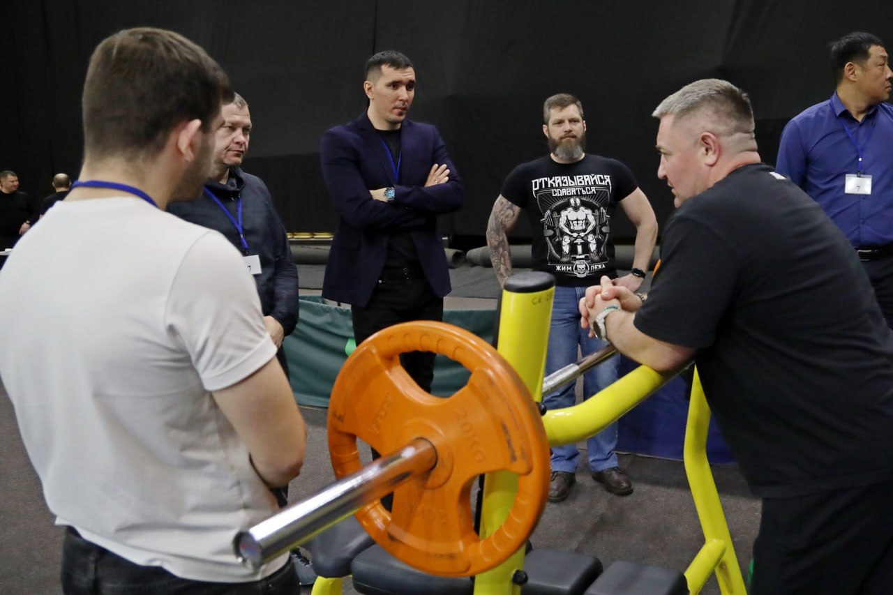 В Южно-Сахалинске прошел спортивный фестиваль для участников и ветеранов СВО  Фестиваль «Сильные не только духом!», посвященный Году защитника Отечества в России, для бойцов и ветеранов специальной военной операции провели в Южно-Сахалинске. Участие в мероприятии принимали более 30 ветеранов, а также их семьи.  - Сегодня мы собрались здесь, чтобы поблагодарить тех, кто проявил истинную стойкость, мужество и самоотверженность, служа своему Отечеству.  Мы приветствуем вас, наших героев, которые своим примером вдохновляют новые поколения. Вы воплощение силы, не только физической, но и духовной. Сегодняшний фестиваль — это возможность обменяться опытом, поддержать друг друга, а также открыть для себя новые занятия и, возможно, виды спорта. Мы надеемся, что каждый из вас найдёт здесь не только вдохновение, но и возможность продемонстрировать свои навыки и силу духа! – отметила заместитель министра спорта Сахалинской области Светлана Ходюш.  Участники фестиваля попробовали свои силы в 13 видах спорта.  - Главная цель мероприятия – это помочь социализироваться бойцам и ветеранам СВО по возвращению. У них появилась возможность не просто познакомиться со многими видами спорта, в том числе адаптивными, но и в дальнейшем попробовать связать со спортом жизнь. Мы проводим соревнования регионального уровня, а также выезжаем на всероссийские турниры. А перспективы большие – в будущем одни могут стать хорошими тренерами, а другие – претендовать на медали Паралимпиады. Тут у каждого свой путь, - сказал заместитель руководителя сахалинского филиала Фонда «Защитников Отечества» Артём Петров.   Одним из самых наглядных примеров положительной социализации с помощью спорта после боевых действий стал ветеран СВО Александр Кан. Александр уже не раз защищал честь Сахалинской области на всероссийском уровне, а также стал членом паралимпийской сборной команды России по стрельбе из лука.  - Главное в спорте – перебороть себя и свой страх. После этого ты становишься еще сильнее. Спорт очень сильно помогает вернутся в жизнь и нормализовать своё состояние. Участвую в фестивале не для каких-то рекордов. Сегодня хочу познакомится с теми, кто только пробует себя в спорте, может быть дать советы или подсказать, - рассказал Александр Кан.