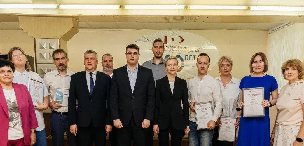 Результаты и успех!    Предприятие из Рязани повысило выработку благодаря федпроекту «Производительность труда».  Рязанский завод металлокерамических приборов ― единственный в России и странах СНГ производитель герконов   Ими оснащены выключатели, разнообразные датчики в бытовой, промышленной и специальной аппаратуре, электроприборы, автомобили   и т.д.   Именно процесс производства геркона МКА-14103 оптимизировали сотрудники совместно с экспертами Регионального центра компетенций Агентства развития бизнеса.   После внедрения бережливых инструментов предприятию за 6 месяцев удалось:   сократить время протекания процесса на 35%;   уменьшить незавершенное производство на 86%;   добиться повышения выработки в 4 раза!   ‍ Директор АРБ Дмитрий Елисеев отметил, что предприятие стало примером для других компаний региона. За успехи в реализации федпроекта сотрудников завода отметили благодарностями министерства экономического развития Рязанской области и АРБ.    Новый путь позволит РЗМКП развиваться дальше.    Напомним, с 2025 года эксперты РЦК помогают рязанским предприятиям внедрять бережливые технологии в рамках нового федпроекта «Производительность труда» нацпроекта «Эффективная и конкурентная экономика».  Подробную информацию о реализации федпроекта можно узнать на ИТ-платформе производительность.рф.