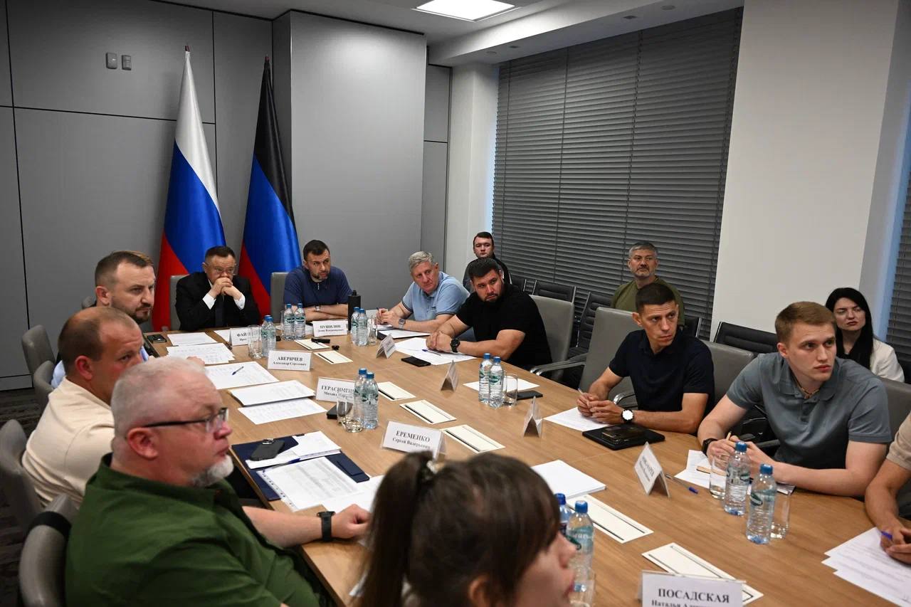 В ходе рабочей поездки в ДНР Министр строительства и ЖКЖ РФ Ирек Файзуллин совместно с Главой ДНР Денисом Пушилиным провел совещание по развитию жилищного строительства в регионе Основной темой стали перспективы увеличения объемов инвестиционного внебюджетного строительства жилья. В совещании приняли участие представители регионального стройкомплекса и органов власти, муниципалитетов, компаний-застройщиков. Развитие жилищного строительства является фундаментом улучшения качества жизни граждан, развития городов и их экономики. В ДНР, как и во всех воссоединенных регионах, действует ипотека под 2% на новостройки. В Республике выдано более 3 тыс. ипотечных кредитов. Всего на территории ДНР в высокой степени проработки находится 71 проект инвестиционного жилищного строительства от 25 застройщиков. Все строящееся жилье будет обеспечено необходимой инженерной и социальной инфраструктурой. Сегодня действует 35 разрешений на строительство общей площадью 367,4 тыс.м², жилой площадью 233,2 тыс.м². Проектное финансирование открыто по 13 проектам. Проработан земельный банк: градостроительный потенциал предоставленных застройщикам земельных участков составляет 7,2 млн. м². Это порядка 411 земельных участков. Также ведется работа по завершению строительства многоквартирных домов, застройщики которых не определены. Глава Минстроя России отметил, что важно не сбавлять набранный темп, а для более интенсивного жилищного строительства необходимо ускорить вовлечения земельных участков, а также темпы и объемы проектного финансирования. Утвержден генеральный план Волновахи, разработано 14 генеральных планов, 30 проектов планировки территорий, 7 мастер-планов. Также в ходе совещания обсудили текущий статус по реализации всех программ, направленных на социально-экономическое развитие региона и выполнение показателей нацпроекта «Инфраструктура для жизни». Ирек Файзуллин подчеркнул, что регион выполняет все взятые на себя обязательства, Республика развивается, вместе с этим повышается уровень жизни жителей.