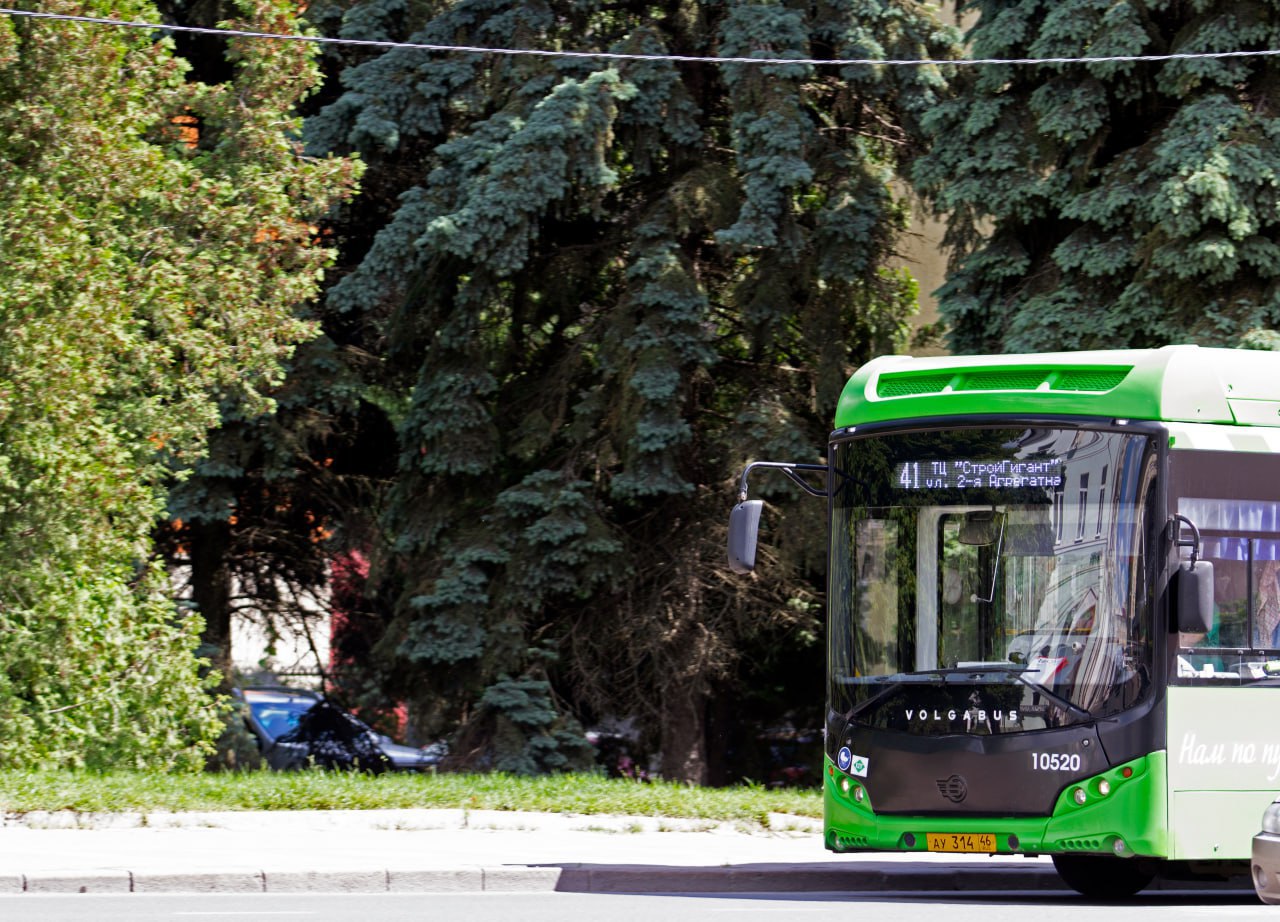 В Курске усилили контроль за безбилетниками в транспорте За минувшую неделю в Курске контролеры выявили 116 пассажиров которые пытались проехать в общественном транспорте без билета Об этом сообщил врио первого замгубернатора Александр Чепик в ходе заседания регионального правительства Параллельно проверяется работа перевозчиков за нарушения им назначаются штрафные санкции При этом выпуск транспорта на маршруты в городе на прошлой неделе достиг 97 Всего за этот период общественный транспорт региона обслужил более 1 74 миллиона пассажиров Курская Telega Прислать новость