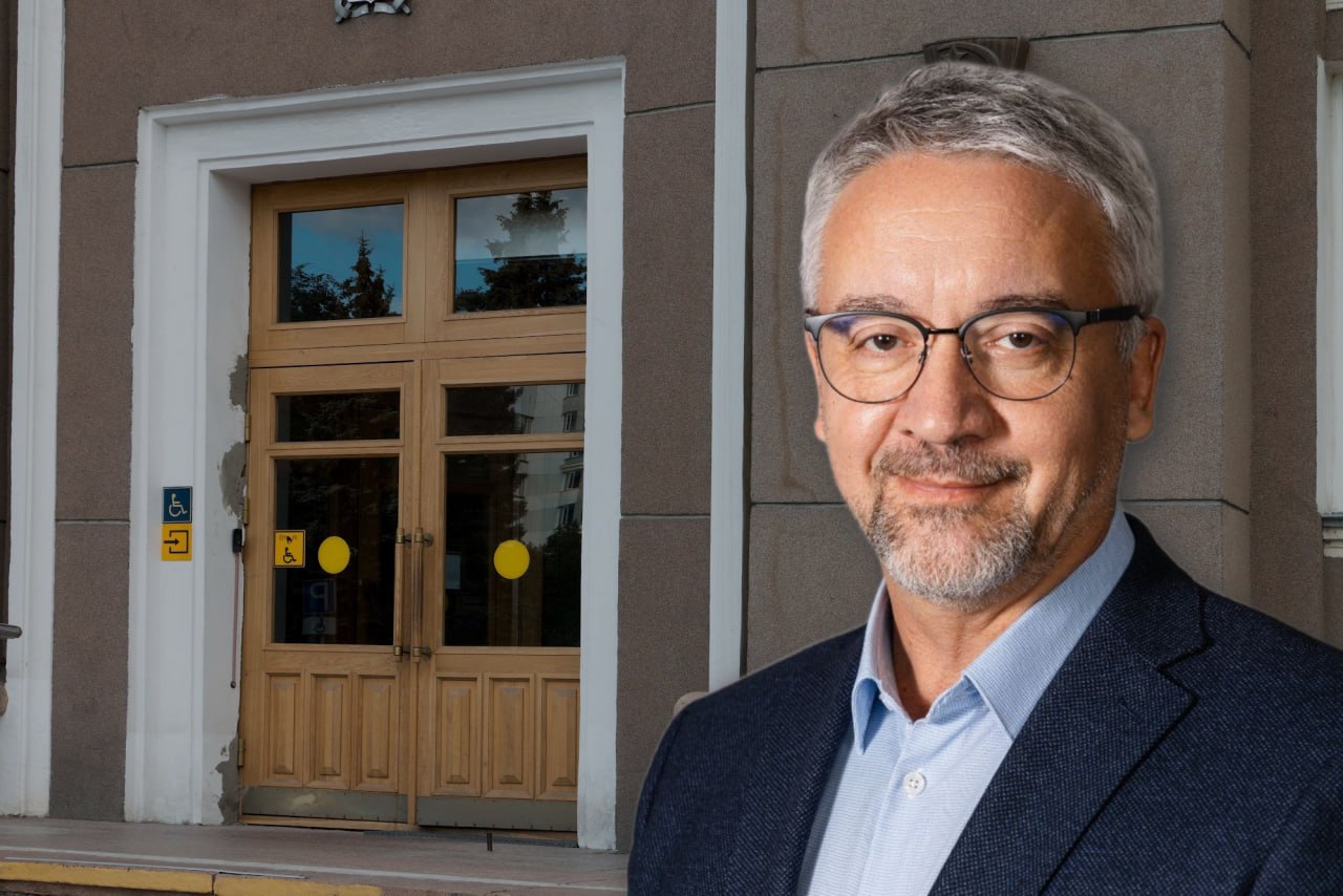 Директор зоопарка возглавил комитет по культуре Челябинска Новым председателем городского комитета по культуре стал директор Челябинского зоопарка Юрий Леончик На этот пост его назначили 19 декабря Он заменит ушедшую в отставку и попавшую под статью Элеонору Халикову Челябинским зоопарком Юрий Леончик руководил последние 11 лет Он занимал должность директора с марта 2014 года до настоящего времени Юрий Леончик окончил Академию труда и социальных отношений по специальности Менеджмент организации Карьеру новый глава комитета начал в 1992 году сразу после службы в армии Он занимал разные должности в коммерческих структурах С 1999 го по 2008 год работал в кинотеатре Знамя где прошел путь от администратора до директора муниципального учреждения Последующие три года занимал руководящие должности в театре оперы и балета имени Глинки а с 2012 го и до перехода в зоопарк возглавлял ООО Русь