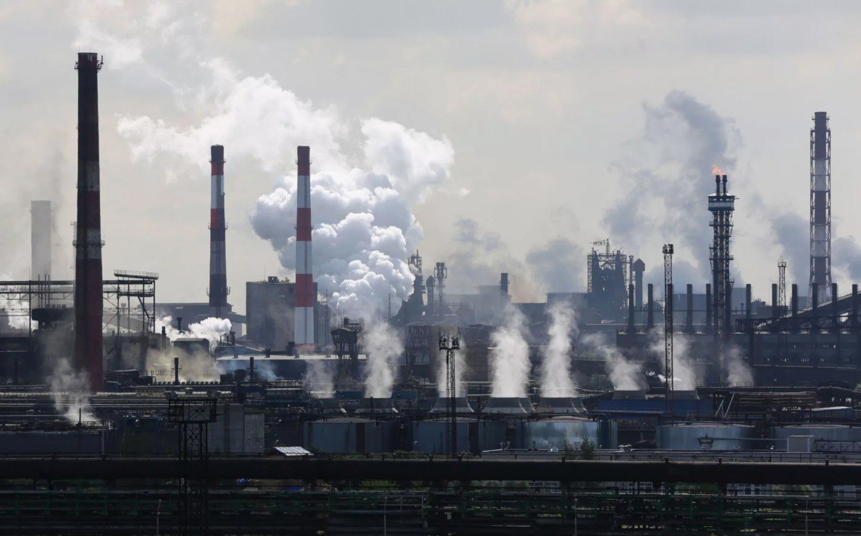 Череповец вновь попал в список ТОП городов где зафиксировано наибольшее количество случаев превышения предельно допустимых концентраций ПДК выбросов вредных веществ в атмосферу Новые данные за период с 4 по 10 ноября представлены в докладе Федеральной службы по гидрометеорологии и мониторингу окружающей среды о результатах измерений загрязняющих веществ в атмосферном воздухе городов участников ФП Чистый воздух Наибольшее количество превышений ПДК отмечено в четырех городах Чита 160   Череповец 66 из них 65 по сероводороду Новокузнецк 65 Норильск 53 Для сравнения всего в 41 городе которые участвуют в проекте Чистый воздух зафиксировано 465 случаев превышения ПДК Отметим в данном докладе не представлена информация по 11 тяжелым металлам и бензапирену так как они анализируются в ежемесячном а не еженедельном режиме Напомним что и в сентябре и в октябре в атмосферном воздухе Череповца регулярно фиксировались превышения по данному веществу По сероводороду наблюдаются продолжительные превышения в том числе в ночные часы до 6 8 часов отмечается в результатах мониторинга Напомним что по просьбе губернатора Вологодской области Георгия Филимонова заместителем председателя Правительства РФ Дмитрием Патрушевым создана специальная рабочая группа по контролю за выбросами загрязняющих веществ в атмосферу Череповца И в течение 2025 года специалисты Роспотребнадзора и Гидромета систематически фиксируют превышения ПДК загрязняющих веществ в атмосфере на точках контроля расположенных в жилой зоне в непосредственной близости от санитарно защитной зоны ПАО Северсталь что вызывает сомнения в эффективности реализации выполненных мероприятий по снижению обществом выбросов Добавим что губернатор Георгий Филимонов провел заседание регионального штаба по реализации федерального проекта Чистый воздух в городе Череповце Отмечается рост числа нарушений и продолжительности случаев загрязнения воздуха С января по октябрь 2025 года выявлены превышения по без а пирену до 52 ПДК сероводороду до 12 1 ПДК оксиду углерода до 7 1 ПДК сероуглероду до 3 5 ПДК диоксиду азота до 2 6 ПДК формальдегиду до 1 8 ПДК фенолу до 1 3 ПДК оксиду азота до 1 2 ПДК