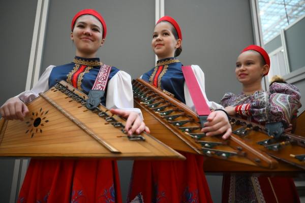 В России гусли признали национальным музыкальным инструментом Меморандум подписан на конкурсе Ристалище гусляров который прошёл в Москве По словам председателя оргкомитета конкурса Кирилла Богомилова инициатива была поддержана Советом Федерации и Государственной думой Конкурс собрал более 500 участников из разных регионов страны пишет РИА Новости Богомилов отметил что интерес к гуслям в России заметно вырос на инструменте играют как дети так и взрослые На конкурсе выступили исполнители разных возрастов от трёхлетней участницы до музыканта которому скоро исполнится 90 лет Подписаться на Говорит Москва Telegram VK MAX