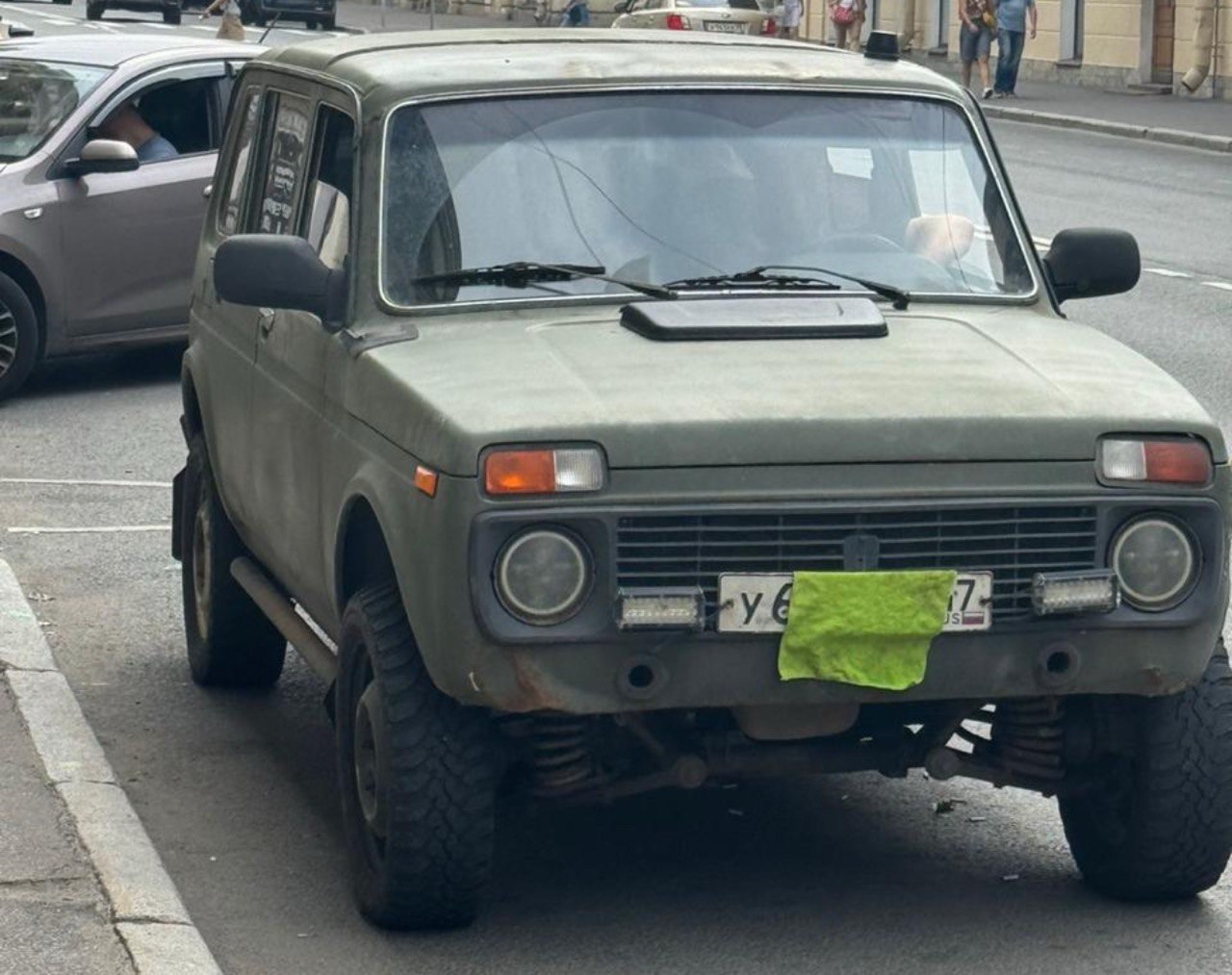 ФАС попросили проверить законность повышения стоимости платной парковки в Петербурге Решение Смольного увеличить стоимость парковки на некоторых улицах центра города почти в 4 раза просят проверить антимонопольщиков По мнению адвоката Ирины Баханович обратившейся в Петербургское УФАС в изменении тарифов есть нарушение закона о конкуренции Адвокат отмечает что закон запрещает действия доминирующих хозяйствующих субъектов в результате которых ущемляются или ограничиваются интерес других лиц или неопределенного круга потребителей С 15 октября правила тарификации парковки в Адмиралтейском Василиостровском Центральном и Петроградском районах города изменились Вместо 100 рублей в час на ряде загруженных улиц стоимость стала выше вплоть до 360 рублей Годовое парковочное разрешение для местных жителей теперь стоит 2640 рублей вместо 1800 рублей Также ожидается и увеличение штрафа за неоплату парковки Лиса Basilio Вы всегда можете конфиденциально поделиться с нами дополнительной информацией и связаться с администрацией канала в нашем чат боте Lisa news