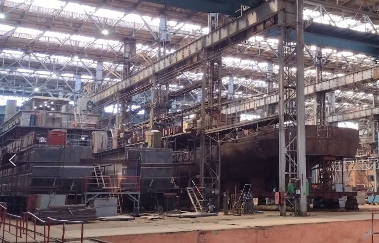 На базе Хабаровского судостроительного завода ОСК планируется создать кластер Cообщил губернатор Хабаровского края Дмитрий Демешин Есть поручение президента Владимир Путин поддержал мою позицию о передаче завода в край Очень ждем когда ОСК завершит свои корпоративные процедуры и передаст его нам Мы намерены создать на базе предприятия кластер судостроения строить и ремонтировать суда самого разного назначения для гражданских и военных нужд написал глава региона Он уточнил что курировать завод будет экс глава регионального Минпромторга Дмитрий Астафьев который назначен советником губернатора по промышленному блоку На заводе есть недостроенные брошенные корабли полузаброшенные цеха Все это нам предстоит восстановить Будут восстановлены и права каждого работника для этого вместе с прокурором края Виталием Степановым и главным федеральным инспектором в регионе Василием Нагибиным провели личный прием добавил губернатор Напомним правительство Хабаровского края рассчитывать задействовать ХСЗ для обновления флота в регионе В частности прорабатывается вопрос с ООО Эмпериум о начале строительства пассажирских судов непосредственно на территории Хабаровского края так как доставка готовых судов на Дальний Восток сегодня является довольно проблематичной Как ранее сообщало ИАА ПортНьюс верфь Эмпериум заключила соглашение с Хабаровским краем по вопросам развития водного пассажирского электротранспорта в акваториях края В частности речь идет об аренде нескольких стапельных мест на Хабаровском судостроительном заводе для строительства судов для Дальнего Востока