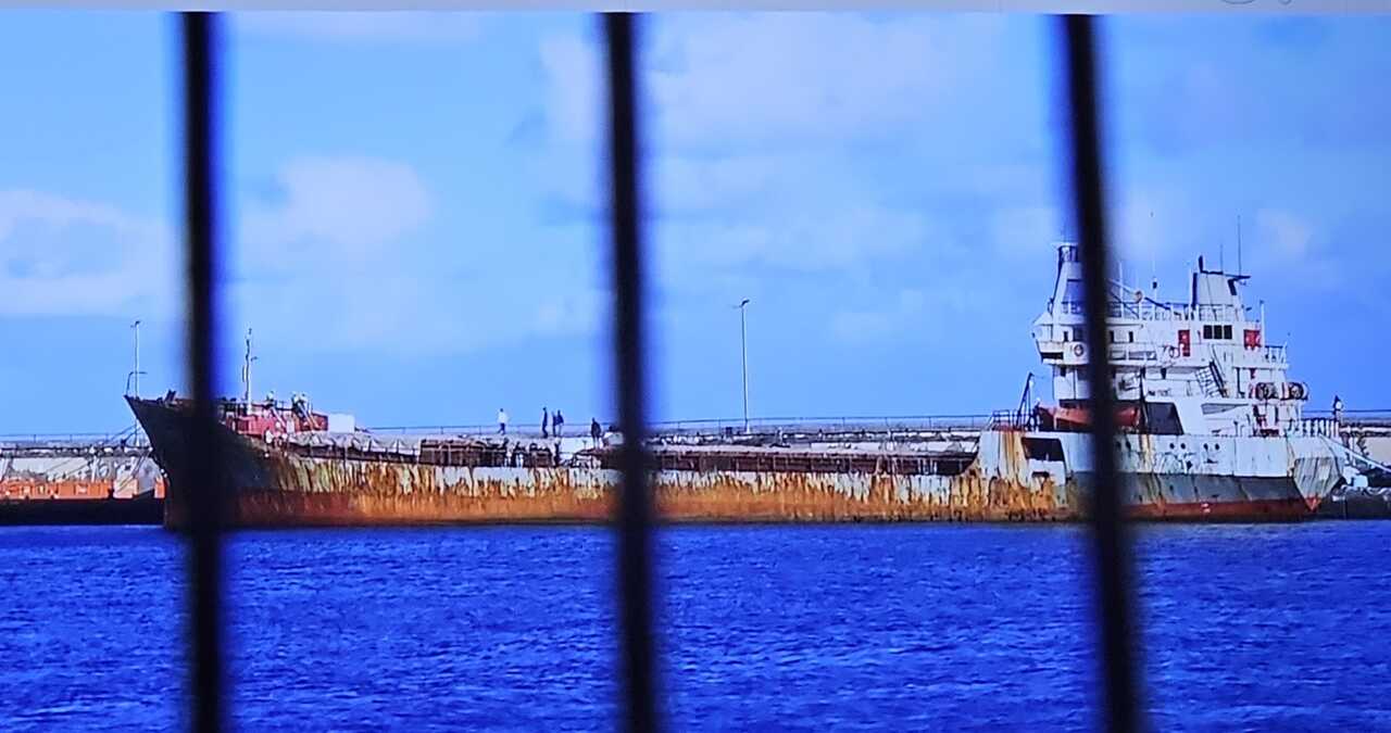 Крупная партия кокаина задержана у берегов El Hierro Полиция Nacional и Armada Española при поддержке DEA США задержали в Атлантике к югу от El Hierro грузовое судно с 7 000 кг кокаина Безфлаговый корабль доставлен в порт Santa Cruz de Tenerife Судно обнаружили в 290 морских милях от Канарских островов с помощью корабля Rayo Изначально у судна была камерунская регистрация но перед задержанием её сменили Операцию возглавил Grupo Especial de Operaciones GEO с поддержкой Armada патрульный Relámpago и спасательный Heroínas de Sálvora и DEA В порту продолжается подсчёт и разгрузка наркотиков Детали о команде происхождении и конечном пункте кокаина не разглашаются Возможны новые задержания ElHierro Tenerife Наркотики russtenerife Новости Тенерифе и Испании russpaincom