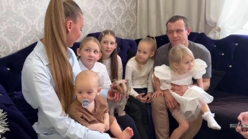 Более 160 тысяч человек воспользовались Дальневосточной ипотекой Программу продлили до конца 2030 года по инициативе заместителя председателя правительства Российской Федерации полномочного представителя президента РФ в ДФО Юрия Трутнева На прямой линии президент Владимир Путин сообщил что Правительство России будет принимать меры для поддержки настроя молодых семей Таким образом планируют мотивировать граждан заводить детей и строить семьи Россиян будут поддерживать новой семейной выплатой с 2026 года   Подписаться на нас Telegram I MAX Прислать нам новость Sakhonlinebot