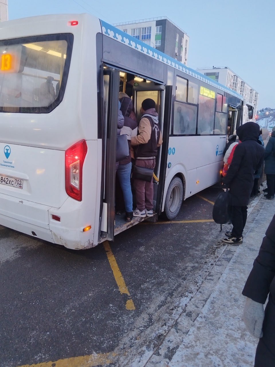 Проблемы жителей города — транспорт   В комментариях под постом мэра Уфы Ратмира Мавлиева многие граждане жалуются на работу автобуса №13 в Кузнецовском затоне. Жители отмечают нехватку автобусов и увеличение интервала между прибытиями маршруток. Так пользователь Юлианна В. в комментариях прислала фотографию набитого автобуса.  «Автобус 13. Остановка «Геофизиков», Кузнецовский затон. 8:15. Где наши автобусы?» — спрашивает Юлианна В. «Автобус 13 стал реже ходить, т.е. интервалы движения увеличились. В часы пик можно обеспечить жителей Кузнецовского затона необходимым количеством городского транспорта», — пишет Лариса Ю. «Поддерживаю. В Кузнецовском затоне катастрофически не хватает автобусов», — Анастасия Ш. «Поддерживаю, автобусы переполненные, войти невозможно. Вчера в 8:20 на остановке «Лента» школьник не вошёл, автобус был битком набит народом. Сколько ещё нашим детям мучиться? Интервал между автобусами стал 15-20 минут», — Оля Г.    Обратная связь Подписаться - Пруфы