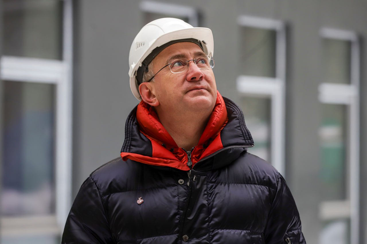 Владислав Шапша губернатор Калужской области У Калужской области также значительный опыт по созданию современных образовательных центров подготовке востребованных кадров для экономики В Федеральном технопарке профобразования в Калуге прошли обучение 20 тысяч мастеров производственного обучения со всей страны В том числе педагоги из Калининградской области Нас объединяет то что готовим специалистов в соавторстве с индустриальными партнерами Новый кампус Бауманки в Калуге сотрудничает с крупнейшими промпредприятиями Один из отраслевых партнеров БФУ Росатом при содействии Госкорпорации здесь расширяется лаборатория химических источников тока А мы совместно с Росатомом при поддержке Главы государства продолжаем работу над созданием Международно гонаучно производственного центра ОбнинскТех С калининградскими партнерами обсудили совместные программы и проекты наших вузов образовательных и исследовательских центров организацию студенческих обменов нацпроектмолодёжьидети МАХ ВК ДЗЕН