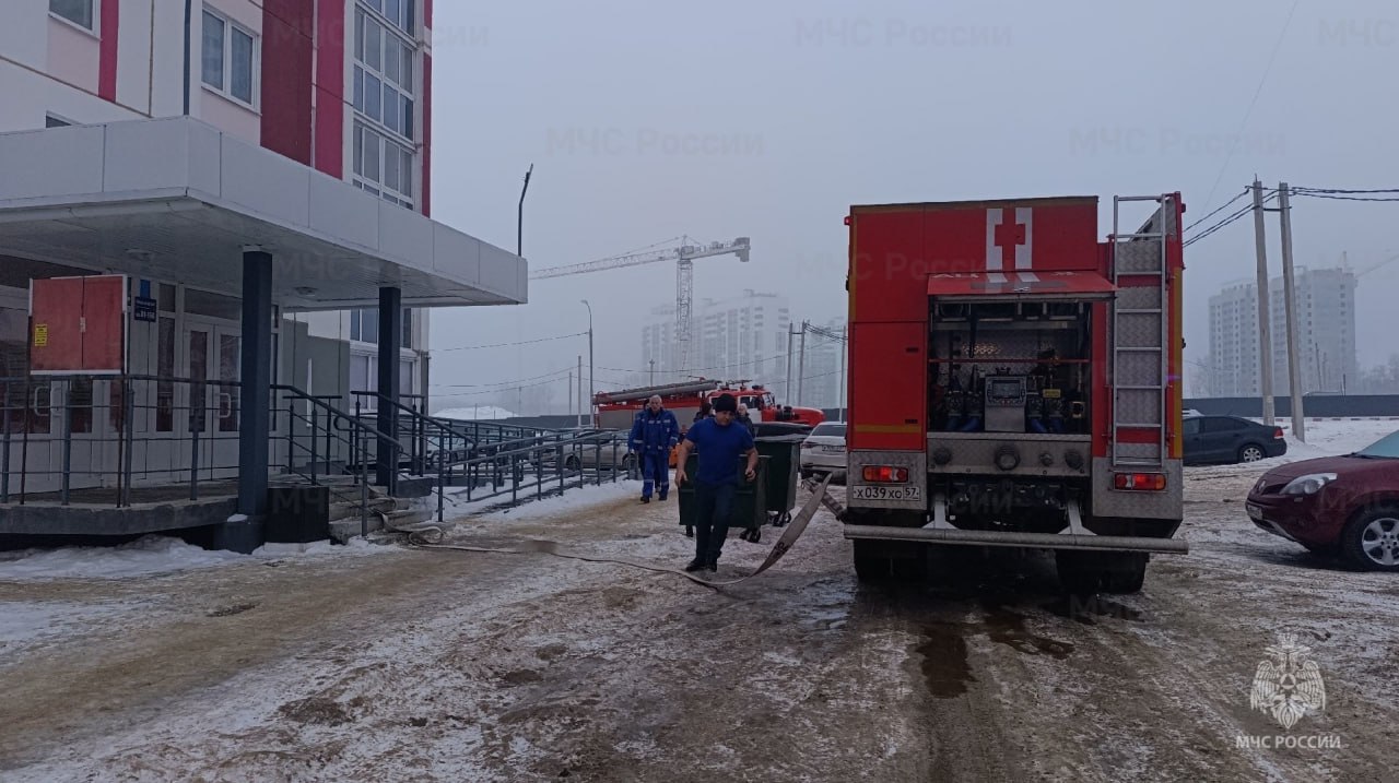 МЧС России VK Ёлочка гори Сегодня в начале двенадцатого на телефон 101 поступило сообщение о возгорании в квартире на 15 этаже в Орловском округе в микрорайоне Болховский на улице Генерала Лаврова На момент прибытия пожарных подразделений наблюдалось сильное задымление в квартире и в подъезде Женщина с ребенком из квартиры вышли самостоятельно их встретили прибывшие пожарные которые согрели напуганных жильцов и приютили их в пожарном автомобиле В течение нескольких минут возгорание было ликвидировано На месте работало 11 сотрудников МЧС России на 3 единицах спецтехники Пострадавших нет Предварительная причина пожара короткое замыкание в гирлянде которая украшала Новогоднюю ель