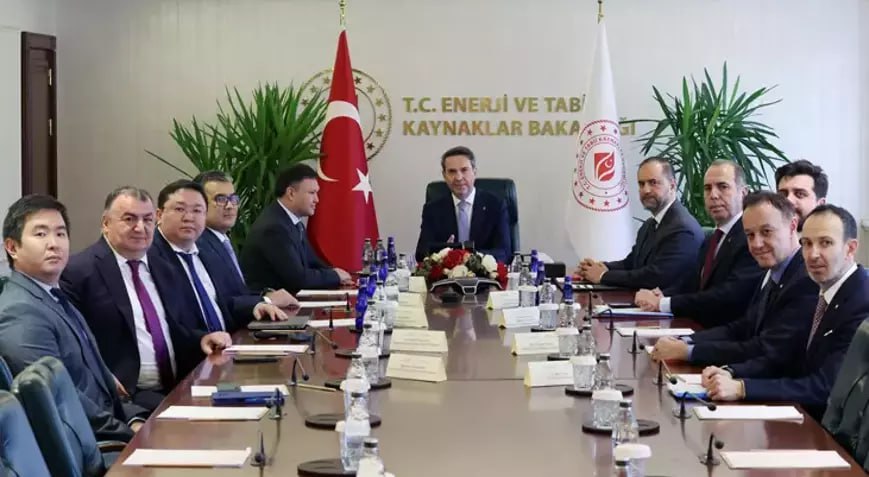 Турция усиливает интерес к нефтегазовому сектору Казахстана В Анкаре прошла встреча председателя правления нефтегазовой КазМунайГаз Асхата Хасенова и министра энергетики Алпарслана Байрактара В ходе встречи стороны обсудили возможности расширения сотрудничества КМГ с турецкими энергетическими компаниями а также дальнейшее укрепление партнёрства между Казахстаном и Турцией в сфере разведки добычи и последующего освоения углеводородных ресурсов Отдельный акцент был сделан на совместных геологоразведочных проектах которые на протяжении длительного времени остаются одним из ключевых направлений взаимодействия КМГ и Turkish Petroleum Corporation ℹ В последние месяцы стороны провели серию активных консультаций по перспективным участкам как на территории Казахстана так и в Турции и в настоящее время рассматривают возможность перехода этих инициатив к практической стадии реализации Асхат Хасенов отметил что углубление сотрудничества открывает дополнительные возможности не только для наращивания добычи углеводородов но и для внедрения современных технологий а также развития системы подготовки и повышения квалификации отраслевых специалистов В свою очередь Байрактар отметил что в 2025 году Турция и Казахстан вступили в новую эру энергетического партнёрства после подписания в Анкаре Меморандума о взаимопонимании в области энергетики которое состоялось в при согласии Касыма Жомарта Токаева и Реджепа Эрдогана По итогам переговоров стороны подтвердили готовность продолжить совместную работу включая практическую реализацию прорабатываемых проектов и активизацию деловых контактов на корпоративном уровне Казахстан Турция ExpressAsia