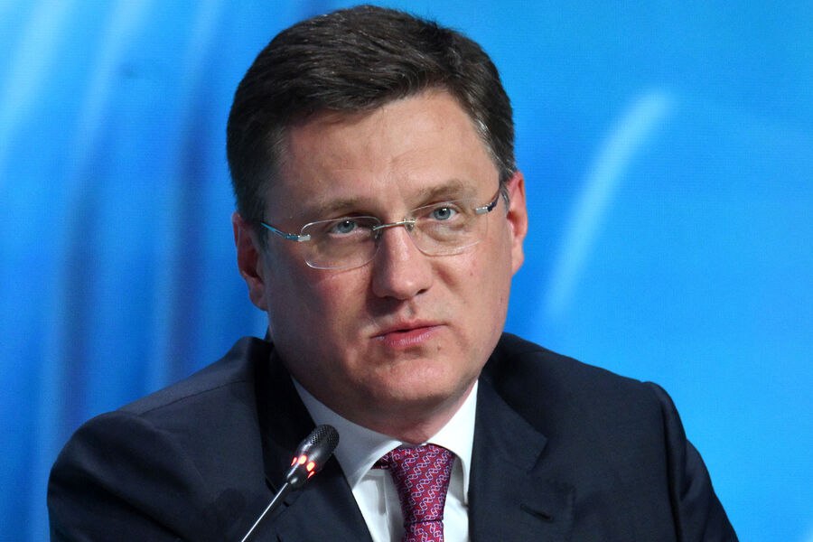 Новак поручил Минэнерго отслеживать ситуацию на рынке нефтепродуктов Вице премьер России Александр Новак провел заседание штаба по ситуации на внутреннем рынке нефтепродуктов на котором он поручил Минэнерго отслеживать ситуацию на рынке нефтепродуктов чтобы обеспечить его топливом и соблюсти баланс цен в розничном сегменте сообщили в правительстве Александр Новак поручил Минэнерго отслеживать ситуацию на рынке нефтепродуктов для надежного обеспечения внутреннего рынка топливом и соблюдения баланса цен в розничном сегменте Минэкономразвития поручено проанализировать параметры влияющие на формирование розничных цен на топливо говорится в сообщении На совещании было отмечено что поставки сельхозпроизводителям на пике уборочной кампании идут в штатном режиме все заявки аграриев удовлетворяются В кабмине отметили что на совещании обсуждалась ситуация на рынке нефтепродуктов в период повышенного летнего спроса условия поставок и цены на топливо в отдельных регионах страны вопросы соблюдения антимонопольного законодательства в части его розничной реализации а также продажа топлива сельхозпроизводителям во время уборочной кампании По информации Минэнерго в результате увеличения объемов продаж и своевременной отгрузки топлива в регионах цены на бензин и дизельное топливо на Петербургской бирже снижаются последние два торговых дня Производители соблюдают баланс поставок топлива на внутренний рынок в период повышенного спроса сообщили в правительстве Совещание проходило на фоне роста цен на бирже на прошлой неделе до рекордных значений Об уже принятых мерах На прошлой неделе Новак поддержал позицию Минэнерго продлить запрет экспорта бензина для производителей на сентябрь а для непроизводителей до конца октября Также нефтяным компаниям рекомендовано поддерживать достаточные объемы поставок на внутренний рынок и воздержаться от взаимных закупок на бирже Новак также поручил проработать долгосрочные меры по стабилизации цен на топливо в опте и продолжить мониторинг маржинальности АЗС Меры были подготовлены на фоне нескольких подряд рекордов роста цены на Санкт Петербургской международной товарно сырьевой бирже а также на АЗС
