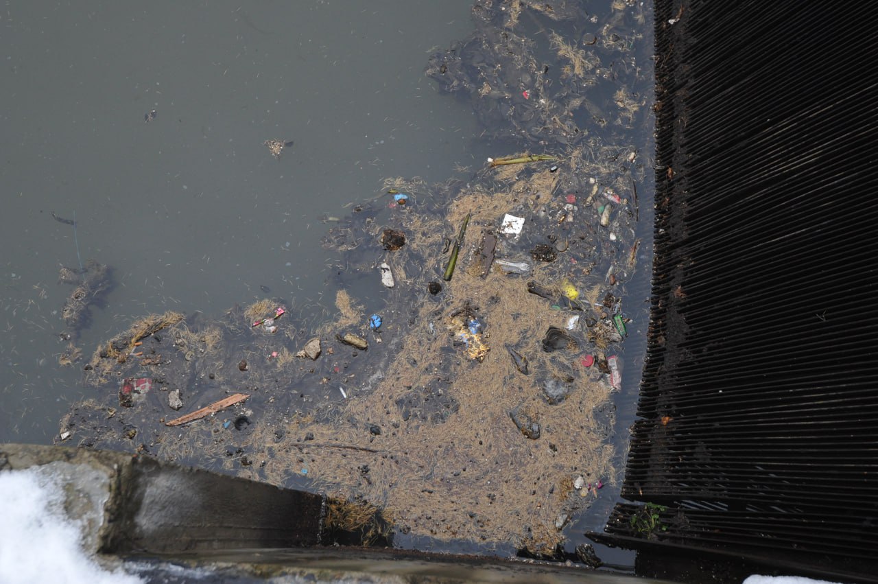 В Якутске выявлены незаконные сливы сточных вод ассенизаторами Якутский комитет государственного экологического надзора совместно с административной комиссией города выявил серьезные нарушения при обращении с жидкими бытовыми отходами Проведенные межведомственные проверки показали что незаконный слив сточных вод остается актуальной проблемой в городе В ходе выездного обследования территории Якутска контрольно надзорные органы задержали нескольких водителей ассенизационных машин которые осуществляли слив сточных вод в несанкционированных местах Это грубое нарушение санитарных норм и экологического законодательства поскольку незаконные сливы загрязняют почву грунтовые воды и наносят урон окружающей среде города Все выявленные правонарушители привлечены к административной ответственности в соответствии с действующим законодательством Помимо штрафов автотранспортные средства нарушителей направлены на штрафстоянку мера которая должна стать серьезным предупреждением для других водителей Несмотря на предпринимаемые меры и улучшение инфраструктуры нарушения продолжаются Городские власти открыли дополнительные станции приема жидких бытовых отходов в Автодорожном округе и микрорайоне Марха чтобы облегчить доступ к легальным способам утилизации Однако часть водителей ассенизационных машин игнорирует эти возможности и предпочитает подвергать себя риску штрафов ради экономии Открытие новых сливных станций это инвестиция в чистоту города и здоровье его жителей Игнорирование этих объектов неприемлемо указали в администрации Якутский комитет экологического надзора и административная комиссия объявили о продолжении работы по выявлению и пресечению незаконных сливов Ожидается усиление практики направления машин нарушителей на штрафстоянку что сделает санкции более ощутимыми и эффективными Власти призывают всех водителей ассенизационных машин ответственно относиться к своей деятельности пользоваться установленными сливными станциями и помнить что охрана окружающей среды обязанность каждого