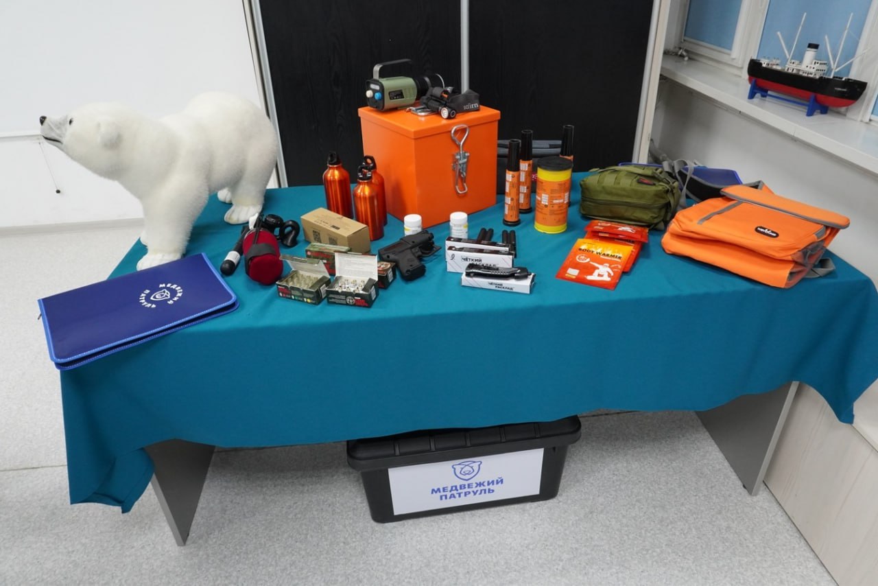 Тревожные чемоданчики получат регионы где живут белые медведи Комплект для безопасного отпугивания животных разработан в рамках проекта Медвежий патруль В него входят пневматический звуковой сигнал дальнобойные фонари ракетница дымовая шашка аптечка и памятки с правилами действий при встрече с медведем Первые чемоданчики уже получили национальный парк Русская Арктика скоро они будут у всех патрулей в ареале белого медведя При формировании чемоданчика мы исходили из того что белые медведи рождаются и всю жизнь проводят среди дрейфующих льдов и формирования айсбергов привыкнув к громким звукам похожим на взрывы Поэтому не стоит рассчитывать на то что их можно напугать выстрелом больше всего животные боятся внезапных ярких вспышек шума горения и необычных неприятных запахов Надеемся что этот комплект поможет спасти жизни и людям и краснокнижным животным говорит координатор проекта Медвежий патруль в АНО Чистая Арктика Александр Марков Фото Чистая Арктика