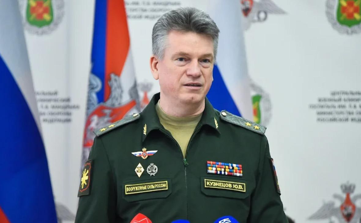 Генпрокуратура России намерена взыскать с семьи экс начальника управления кадров Минобороны генерал лейтенанта Юрия Кузнецова в доход государства имущество приобретенное с нарушением антикоррупционного законодательства сумма исковых требований превышает 500 млн рублей Размер официально задекларированного дохода генерал лейтенанта за период с 2010 по 2023 год составил 47 6 млн рублей у его жены чуть более 41 млн рублей При этом Кузнецовым приобретались дорогостоящие объекты недвижимости которые записывались на супругу или дочерей По оценке Генпрокуратуры общая стоимость таких объектов недвижимости находящихся в Москве Московской области и Краснодаре составляет около 241 млн рублей Кроме того во время обысков были изъяты большие суммы наличных в рублях и иностранной валюте а также коллекция редких монет и ювелирных украшений Всего у Кузнецова найдено имущество стоимостью 504 8 млн рублей что более чем в пять раз превышает официальный доход его и супруги за последние 14 лет В мае этого года СКР завершил расследование резонансного уголовного дела экс начальника управления кадров Минобороны России генерал лейтенанта Юрия Кузнецова обвиняемого в получении взятки от краснодарского предпринимателя Левы Мартиросяна в размере свыше 80 млн рублей По версии следствия взятка предназначалась за содействие в заключении госконтрактов на сумму 372 млн рублей За это предприниматель приобрел и оформил на супругу генерал лейтенанта участок земли в Краснодаре а также построил на ней жилой дом площадью 1125 кв м