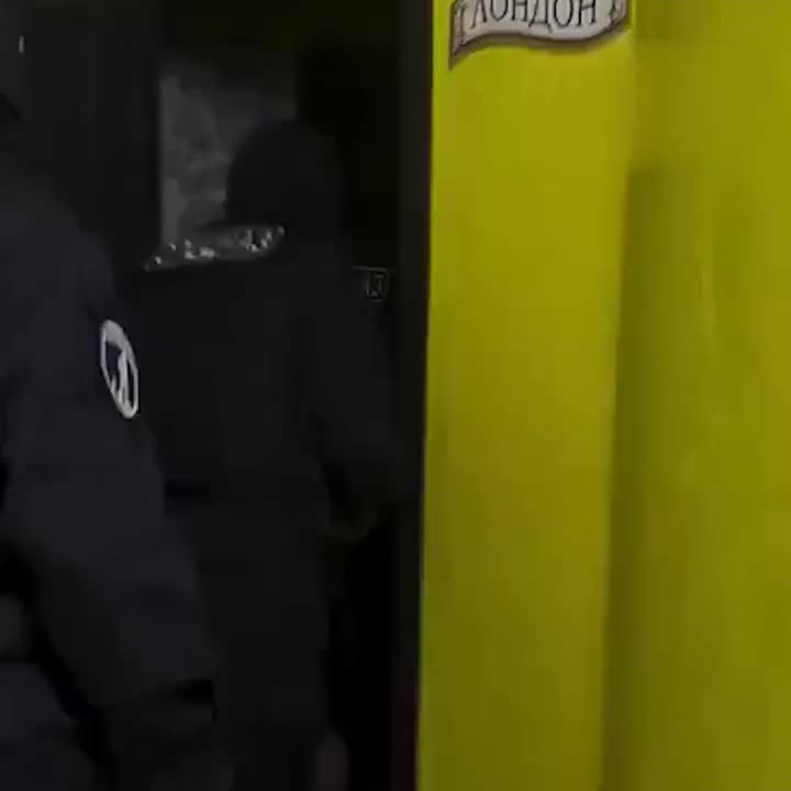Студент из Омска стал жертвой розыгрыша с задержанием спецназом на день рождения