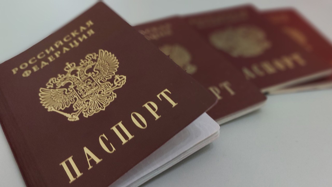 Челябинским школьникам торжественно вручат паспорта в День Конституции Сегодня в России День Конституции Праздничные мероприятия в честь главного гаранта прав граждан пройдут по всей стране В Челябинске состоится церемония вручения паспортов Свой первый документ подростки получат в Центральной библиотеке имени Пушкина Мероприятие организовано в ходе всероссийского проекта Мы граждане России Движения первых Участниками церемонии станут 20 школьников которые являются активистами движения Это победители предметных олимпиад и соревнований различного уровня Вместе с паспортом каждый из них получит Конституцию России Подписывайтесь на Вести Южный Урал в MAХ