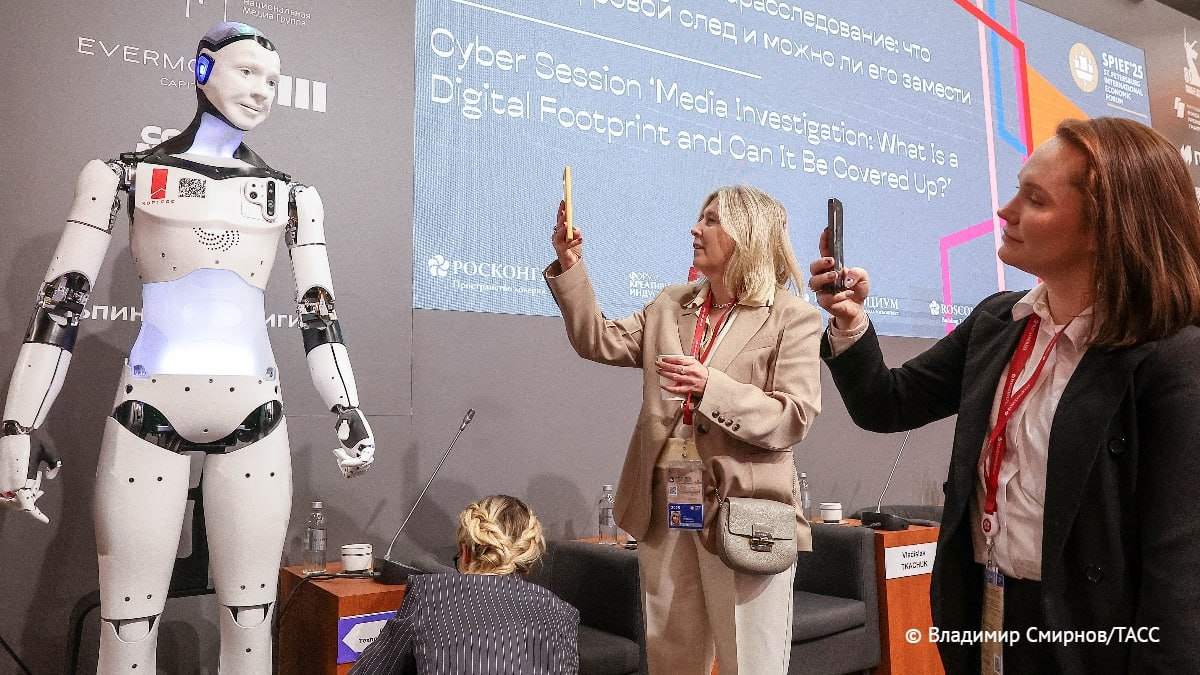 Роботы примут участие в чемпионате России по легкой атлетике в Казани, сообщили ТАСС во Всероссийской федерации легкой атлетики.  Они имеют разные технические характеристики, один обладает искусственным интеллектом и умеет общаться.     / Наука