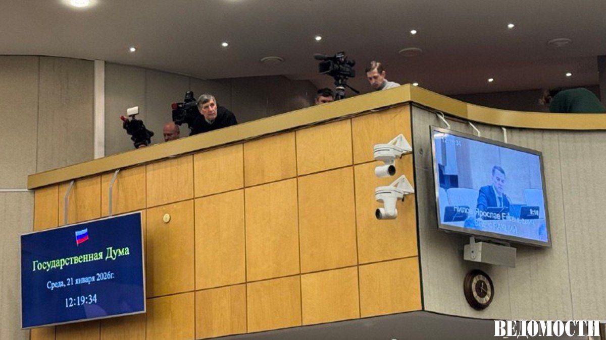 В Госдуме фотографам запретили снимать пленарные заседания Сегодня на балконе для журналистов были только операторы Накануне спикер Госдумы Вячеслав Володин отчитал фотографов думского пула за стремление подсмотреть подглядеть и показать в плохом виде  Осенью прошлого года Володин заявил что российские фотокоры работают в самом открытом парламенте мира Они не понимают своего счастья Если бы жизнь так сложилась и они работали в парламенте Великобритании их бы давно отправили на галеры заявил Володин Telegram Max