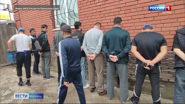 В Пермском крае проверили иностранных граждан В Пермском крае проверили стройки, точки общепита и не только. В Перми и нескольких округах сотрудники ФСБ, полиции и военно-следственного отдела Следственного комитета проверили 86 иностранных граждан. В результате выявлено 9 нарушений миграционного законодательства. Так, установлены 7 человек, уклоняющиеся от постановки на военный учет. Их доставили в военный комиссариат. Также в ходе проверки сотрудники ФСБ в Березниках выявили незаконную молельную комнату, организованную мигрантами в нарушение федерального законодательства.