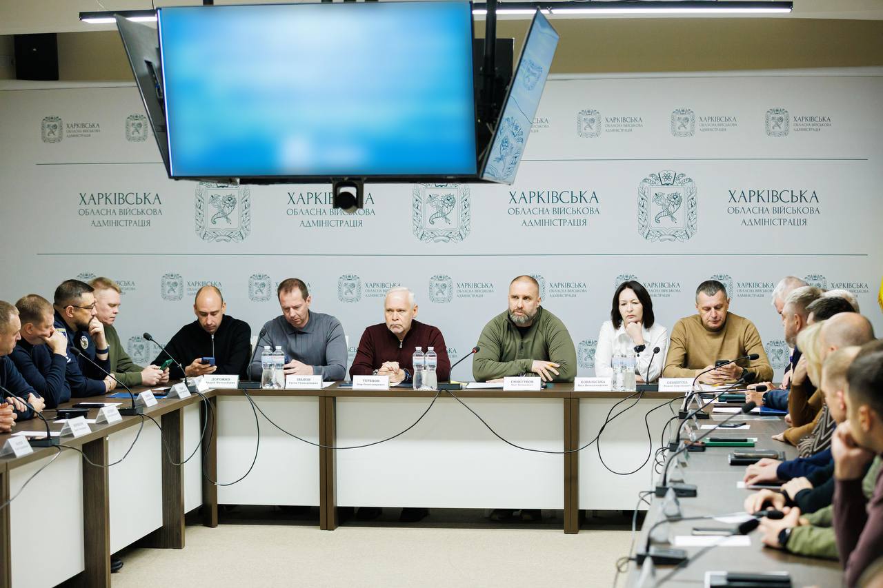 В связи с обострением ситуации на Купянском направлении на востоке Харьковской области расширена зона обязательной эвакуации семей с детьми сообщил глава ОВА Синегубов По его словам на заседании Совета обороны области приняли решение об эвакуации принудительным образом семей с детьми из 27 населенных пунктов Великобурлукской 6 Ольховатской и 7 Шевченковской теробщин Всего должны вывезти в более безопасные места 601 ребенка из 409 семей Сайт Страна X Twitter Прислать новость фото видео Реклама на канале Помощь