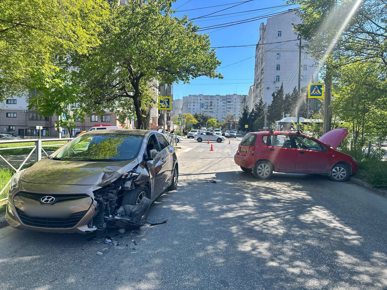 В Севастополе подросток стал причиной ДТП и получил травмы На улице Николая Музыки 16-летний подросток переходил дорогу на красный сигнал светофора, что стало причиной аварии. Водитель Chevrolet резко затормозил, чтобы избежать наезда на подростка, но в него врезался следовавший сзади Hyundai. Оба автомобиля получили повреждения, сообщили в полиции Севастополя. «В результате ДТП несовершеннолетний получил травмы и был доставлен в больницу. В его действиях усматриваются признаки административного правонарушения. По факту дорожной аварии с участием пешехода и двух автомобилей проводится проверка, по результатам которой будет принято процессуальное решение», — говорится в сообщении. Фото: УМВД России по Севастополю Крым 24