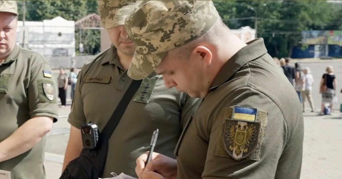 Людоловам вновь разрешат штрафовать украинцев за несвоевременное обновление мобильных данных С 16 июля 2025 года ТЦК утратили право штрафовать за несвоевременное обновление мобильных данных — истек годовой срок привлечения к ответственности, предусмотренный КУоАП, однако, эту "неприятность" киевский режим оперативно устранил, и теперь людоловы Зеленского вновь могут грести деньги с простых украинцев. Украина.ру — подписаться и знать больше