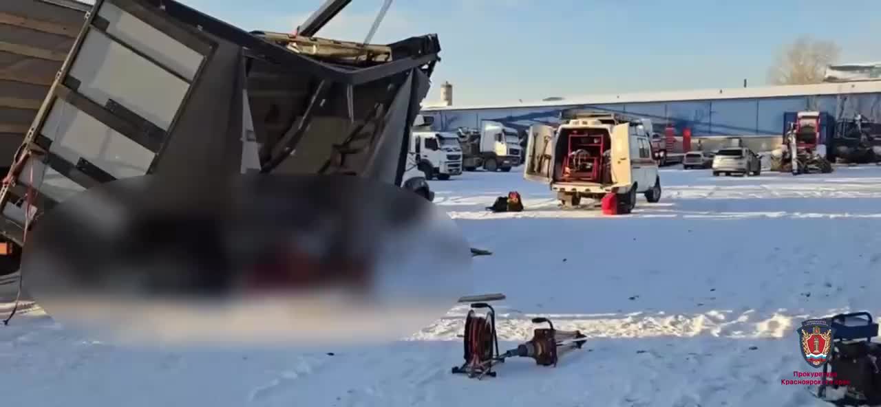 В Красноярске следствие выясняет обстоятельства гибели водителя при погрузке