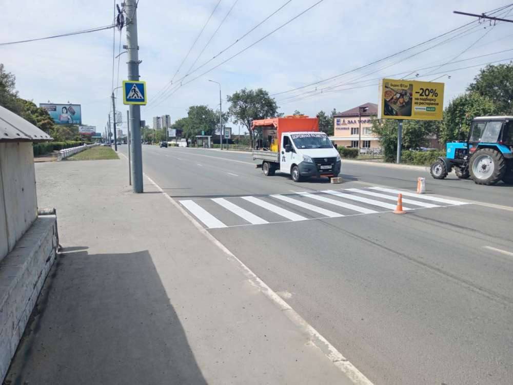 В Оренбурге до ноября закроют подземный переход на проспекте Победы #Про_Общество С завтрашнего дня, 25 июля, закрывается на ремонт подземный пешеходный переход у ПО «Стрела». Об этом сообщили в городской администрации. Ремонтные работы включают демонтаж старой отделки, обновление стен и потолка, укладку гранитных ступеней, установку навесов и восстановление системы освещения. Подрядной организацией выступает ООО «Новый Век», а завершение всех работ намечено на 1 ноября. В мэрии города отметили, что на время ремонта пешеходам придется пользоваться наземным переходом, для чего установлены соответствующие указатели и разметка. Фото: администрация Оренбурга