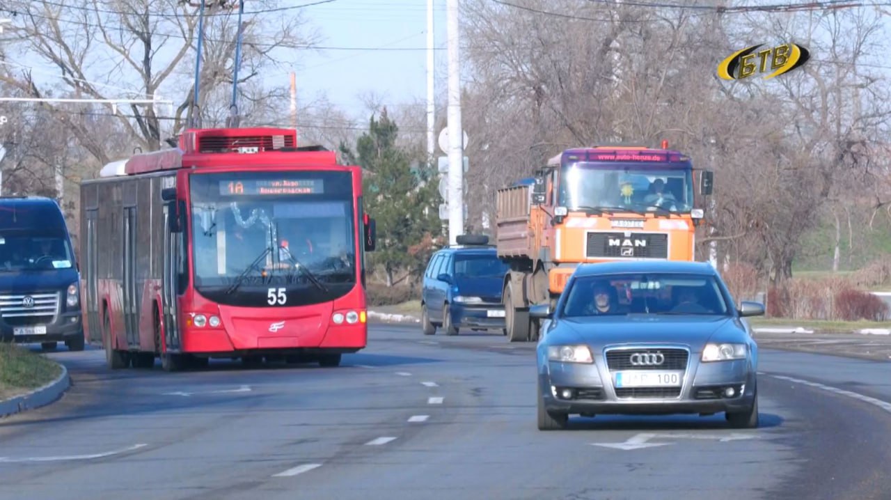 Машины ГАИ постоянно патрулируют  улицы города.     "Сотрудники Госавтоинспекции несут службу в штатном режиме. Особое внимание обращают на участки дорог, где в связи с веерным отключением электроэнергии не работают светофоры", - пояснила инспектор по агитации и пропаганде ОГАИ УВД г. Бендеры.   Пешеходам на таких участках дорог необходимо усилить внимание: переходить проезжую часть только в установленных местах, где переход дороги разрешен и безопасен. В темное время суток необходимо использовать светоотражающие элементы либо фонарик.  Пресс-служба УВД г. Бендеры.