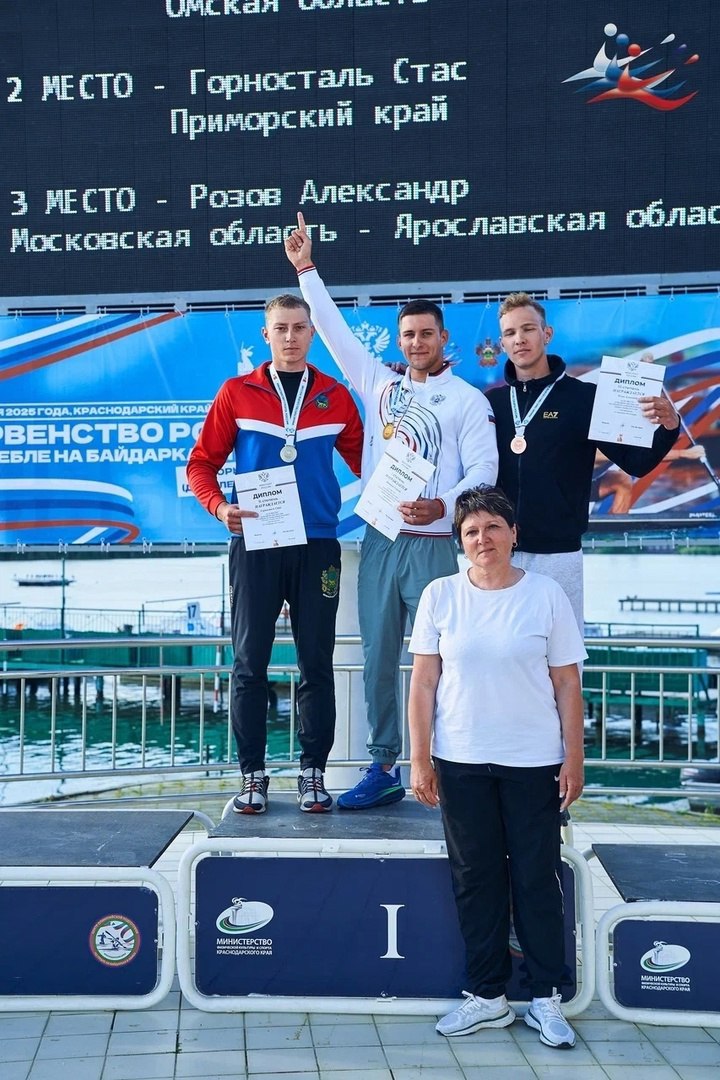 Байдарочник Георгий Ваняшов триумфально выступил на российском первенстве по гребле на байдарках и каноэ, проходящем в Краснодаре. Он победил на дистанциях 500 и 1000 метров одиночным ходом, а также вместе с напарником выиграл гонку на двойке на 500-метровой дистанции. Благодаря успешным выступлениям Георгий получил путёвку в сборную команду страны для участия в европейских и мировых первенствах. Желаем спортсмену дальнейших успехов и ярких побед на международной арене! Подписаться \ Прислать новость