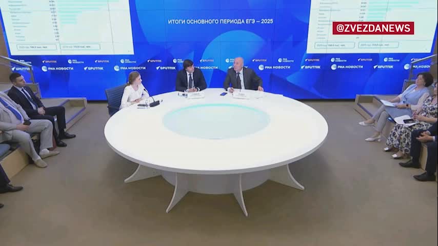 Рособрнадзор сообщает о результатах ЕГЭ-2025: 13 выпускников с 300 баллами и 6,8 тыс. с 100 баллами