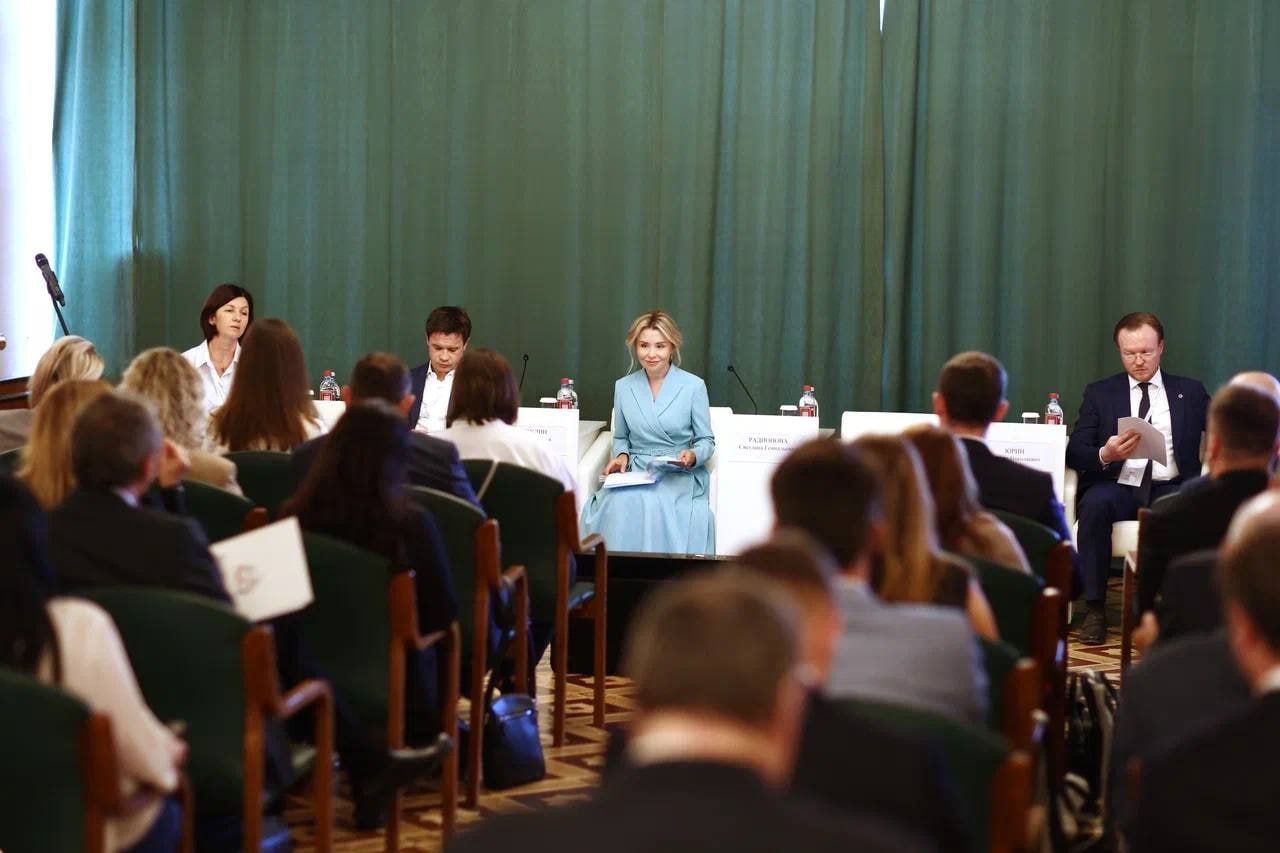 Руководитель Росприроднадзора Светлана Радионова приняла участие в первом заседании делового клуба Союза утилизаторов России Основной темой обсуждения стало формирование справедливой стоимости переработки отходов Именно она объединяет интересы производителей стремящихся к снижению издержек и утилизаторов которым необходимы предсказуемые условия для инвестиций и развития мощностей В заседании приняли участие представители Министерства промышленности и торговли России ФГУП Федеральный экологический оператор госкорпорации Росатом учредители и члены Союза утилизаторов предприятия включенные и претендующие на включение в реестр утилизаторов отходов от использования товаров представители производителей товаров и упаковки Отрасль утилизации нуждается в объединении усилий бизнес государство и общество должны видеть реальные результаты переработки отходов а не отчетность на бумаге Экологическое благополучие национальный приоритет Президент четко дал это понять На сегодняшний день в реестр утилизаторов включены 153 организации из них 98 компаний утилизируют отходы V класса опасности или вторичное сырье макулатура стекло ПЭТФ ПЭ 45 имеют лицензию Более 60 юрлиц впервые были оценены по наличию оборудования и его мощности Всего поступило 2460 заявлений от 528 организаций сказала глава Росприроднадзора Светлана Радионова Кроме того глава Службы отметила что 93 8 мощностей утилизации отходов от использования товаров и упаковки ОИТ работают на иностранном оборудовании При этом 82 2 мощностей утилизации ОИТ зависят от оборудования из недружественных стран Наиболее импортозависимы комбинированная упаковка пластиковые отходы Отходы бумаги картона макулатура российское оборудование есть но оно устарело 70 х годов и его мощности невелики 0 9 Росприроднадзор предлагает учитывать техническое состояние оборудования сроки эксплуатации и страну происхождения в планируемой деятельности по утилизации отходов и развитии мощностей утилизации По итогам отчетной кампании 2025 года когда был установлен переходный период и сдача отчетности производилась по старым и по новым требованиям с участием включенных в реестр утилизаторов было подано свыше 98 тысяч форм отчетностей Из них более 58 тысяч по товарам и упаковке реализованным в 2023 году и 40 тысяч 2024 года Экологический сбор составил 20 82 миллиарда рублей В рамках кампании Росприроднадзор направил почти 25 тысяч требований предостережений и иных актов контроля выдано 1700 поручений о возбуждении дел об административных правонарушениях за нарушения при предоставлении отчетности и неуплату экосбора Почти три тысячи предостережений направлены потенциальным производителям упаковки Справочно Общероссийское отраслевое объединение работодателей Союз утилизаторов России Росутилизация было учреждено 13 августа 2025 года и объединяет 97 компаний по всей стране Союз создан как площадка для самокоординации бизнеса и конструктивного взаимодействия с государством а также для реализации федерального проекта Экономика замкнутого цикла в рамках национальной цели Экологическое благополучие определенной указом Президента России 309 от 7 мая 2024 года Ключевое направление деятельности Союза внедрение обновленного механизма расширенной ответственности производителей и импортеров товаров и упаковки РОП Согласно национальным целям установленным Президентом России Владимиром Путиным к 2030 году 100 ежегодно образуемых твёрдых коммунальных отходов должны подлежать сортировке а не менее 25 отходов производства и потребления следует вовлекать в хозяйственный оборот в качестве вторичных ресурсов и сырья