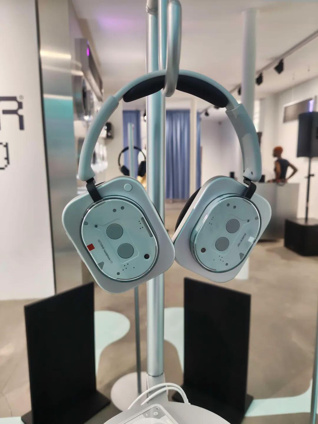 Рендеры и живые фото Nothing Headphone 1 утекли до презентации Первые накладные наушники имеют прозрачный корпус и видно что находится внутри куча мелких деталей, а основными цветами выступают чёрный, белый и серый, среди которых есть капелька красного. Надпись Sound by KEF подтверждает слухи о сотрудничестве с британским брендом аудиотехники. — Помимо прочего, стали известны цены: в США стоимость Headphone 1 составит $300. Презентация устройства состоится первого июля вместе с новым флагманом компании Nothing Phone 3 .