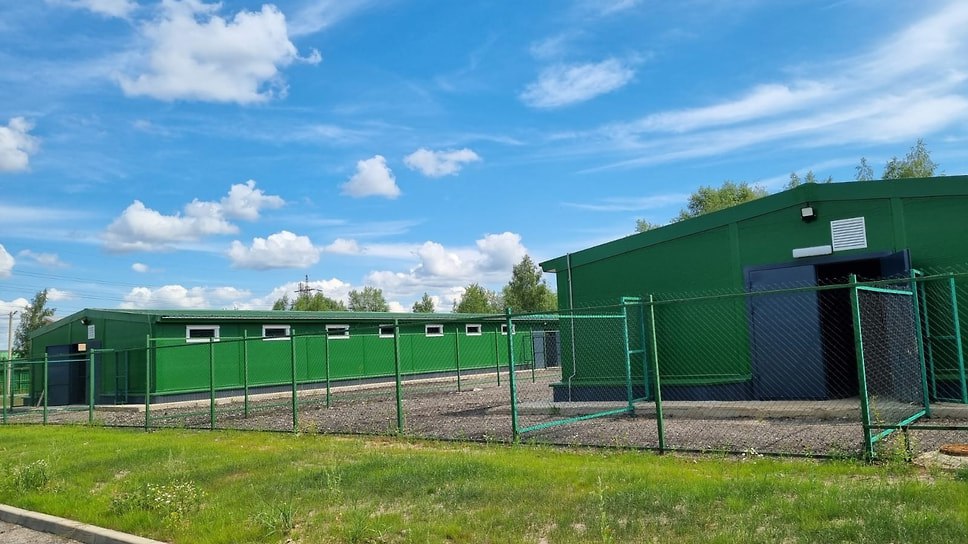 В Ярославле новый приют для бездомных животных «Джина» на улице Промышленной планируют открыть летом. Объект рассчитан на 146 животных, держать собаку будут 25 дней. Приют построил частный инвестор, принадлежит он правительству области и передан АНБО «Верность». «Центр отлова и стерилизации бездомных животных "Джина" полностью готов к работе. Планируется, что он откроется летом. Заинтересованность в сотрудничестве с центром выразил ряд муниципальных округов региона» — правительство области. Фото: Екатерина Мусинова, «Вконтакте» Еще больше новостей — в Telegram-канале «Ъ-Ярославль»