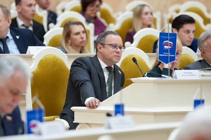 Новый законопроект о наливайках внесли в Заксобрание Алкоголь хотят запретить продавать в заведениях имеющих вход со двора В числе авторов инициативы депутат Денис Четырбок инициатор закона из за которого в Петербурге закрылись несколько баров Детали На этот раз петербургские депутаты предлагают внести поправки в федеральный закон регулирующий производство и оборот алкоголя Законопроект был зарегистрирован 25 декабря Согласно документу региональные власти получат право определять места входов в заведения В пояснительной записке авторы законопроекта пишут о жалобах граждан на шум и драки во дворах Контекст 1 февраля этого года Госдума приняла закон который позволил регионам самостоятельно вводить ограничения на продажу алкоголя в жилых домах На следующий день стало известно что глава бюджетно финансового комитета единоросс Денис Четырбок возглавит рабочую группу по реализации закона Действующий закон 1 сентября в Петербурге вступил в силу закон о наливайках Согласно нему торговать спиртным по ночам могут только заведения включенные в реестр ресторанов Чтобы попасть в реестр нужно иметь зал не менее 50 квадратных метров вход с фасада раздельные туалеты для персонала и посетителей и штат из пяти и более сотрудников Последствия После принятия закона в бары начали приходить с проверками Представители Смольного вместе с полицейскими замеряли бары лазерными линейками Многие бары были вынуждены закрыться или переехать например о закрытии объявил бар Wood переехала Тихоходка Фото Денис Четырбок пресс служба Законодательного собрания Петербурга Подписывайтесь на Бумагу и предлагайте новости