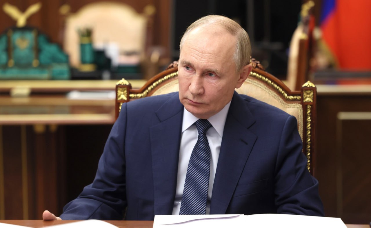 Владимир Путин подписал закон об отзыве прав у водителей из-за здоровья Президент России подписал закон об отзыве прав у водителей из-за здоровья. Закон вступит в силу с 1 марта 2027 года. Нововведение кардинально меняет порядок контроля за состоянием здоровья водителей в России. Так, если во время диспансеризации, планового медосмотра или визита в поликлинику у водителя обнаружат признаки заболеваний, несовместимых с вождением например, резкое ухудшение зрения , его направят на внеочередное обследование. При подтверждении диагноза сведения передадут в единую медицинскую базу и автоматически — в ГАИ. Водительские права будут аннулированы без дополнительного решения суда. После лечения права можно будет восстановить, подтвердив улучшение состояния здоровья. -24 Отправить новость
