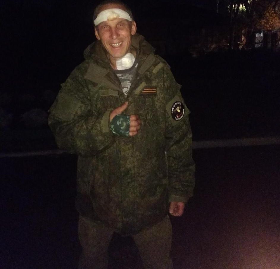 Трижды судимый сахалинский людоед Денис Горин погиб на СВО  Стало известно о гибели на СВО убийцы-рецидивиста, трижды судимого людоеда Дениса Горина, жителя Сахалина. «Медиазона»  подтвердила его смерть через реестр наследственных дел. В документах говорится, что Горин погиб 1 июля 2024 года, о чем стало известно только сегодня.    Горин получил первый срок за убийство в 2003-м году, в приговоре говорилось, что над телом жертвы он еще и «глумился».    Выйдя в 2010-м году по УДО, Горин в том же году зарезал брата человека, с которым сидел в СИЗО, и на следствии затем признался, что «решил вспомнить былое» — то есть «срезать мясо <c тела жертвы> и впоследствии его съесть».    В 2011 году Горин с братом убили еще одного человека.    В начале 2012-го — зарезали третьего.  Итоговый суд, в общей сложности третий для Горина по делам об убийстве, состоялся в 2018-м. Приговорили путем сложения сроков к 22 годам колонии, и Горин сел.  Но вдруг осенью 2023 года в социальной сети «Одноклассники» появилась фотография Горина в военной форме с георгиевской ленточкой и надписью «зачебурашим».  По новым законам 2022-2023 годов заключенным, завербованным на фронт, даровалось президентское помилование. Вероятнее всего, по нему Горин и вышел из тюрьмы, не отсидев и четверти срока.  Местные СМИ обратили внимание, что, судя по фото, Горин получил ранение, а сосед Горина тогда же заявлял, что убийца якобы лечится в госпитале Южно-Сахалинска.  «Думаю, ненадолго он на свободе», — говорил он. И оказался прав.    Минюст включил в реестр иноагентов.