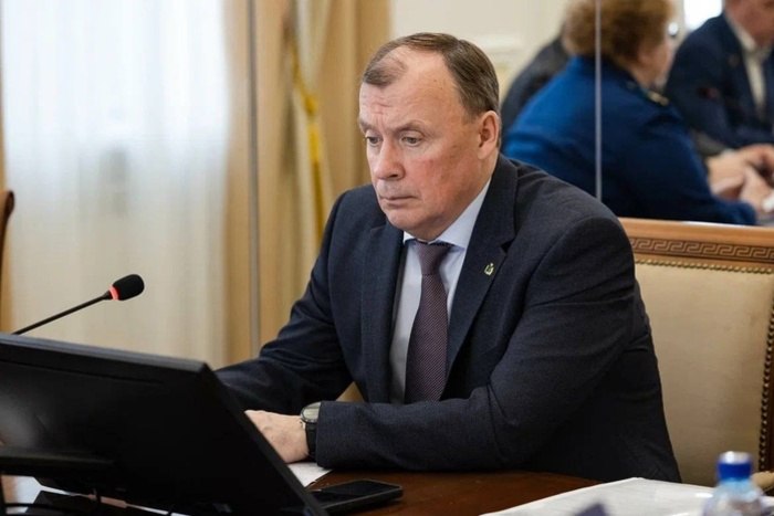 Алексей Орлов предложил вернуть распределение для бюджетников Мэр Екатеринбурга Алексей Орлов во время эфира программы «Акцент» на ОТВ предложил обязать студентов-бюджетников отрабатывать три года по распределению. По его словам, это поможет разрешить ситуацию с дефицитом кадров. — Эта мера поможет стабилизировать ситуацию, особенно на отдалённых территориях. В советское время было правило: если ты получил образование, причём за государственный счёт, ещё и получал стипендию, ты обязан отработать по направлению, где твои навыки и способности востребованы, — отметил Орлов.